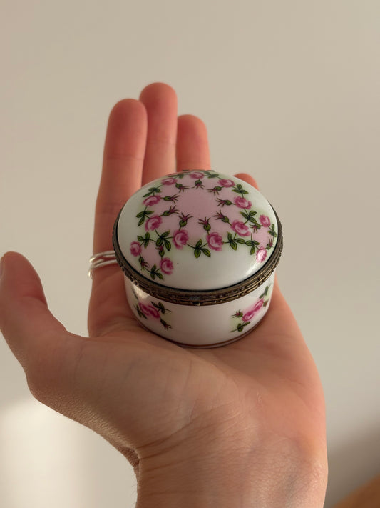 Okrągła szkatułka z porcelany w kolorowe kwiaty