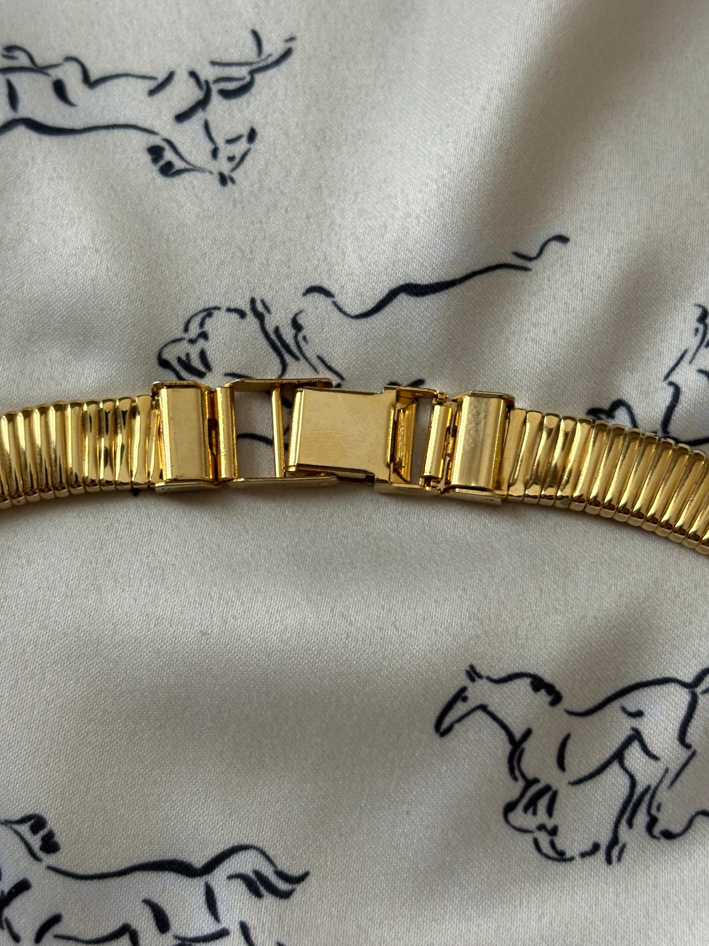 Złocony naszyjnik typu Omega