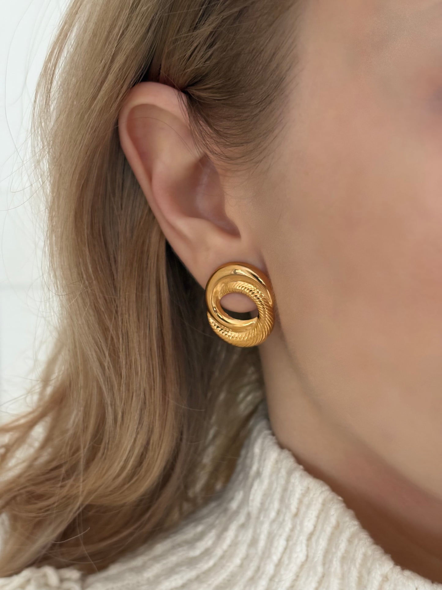 Pozłacane kolczyki Avon „Sculptured Swirl”,1991 rok