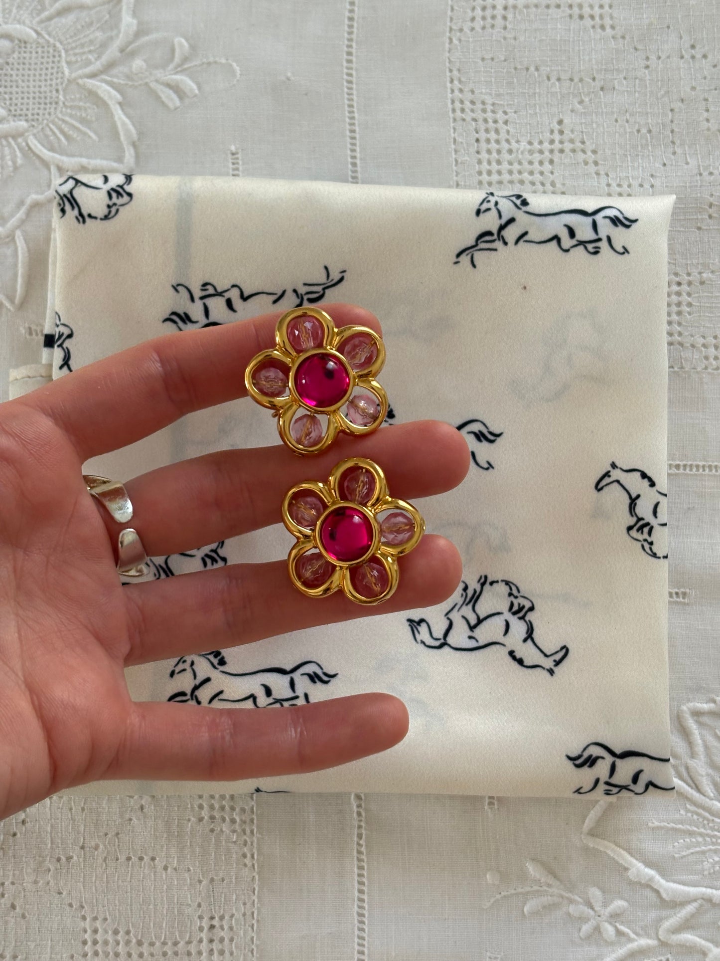 Rzadkie klipsy Napier w kształcie kwiatów