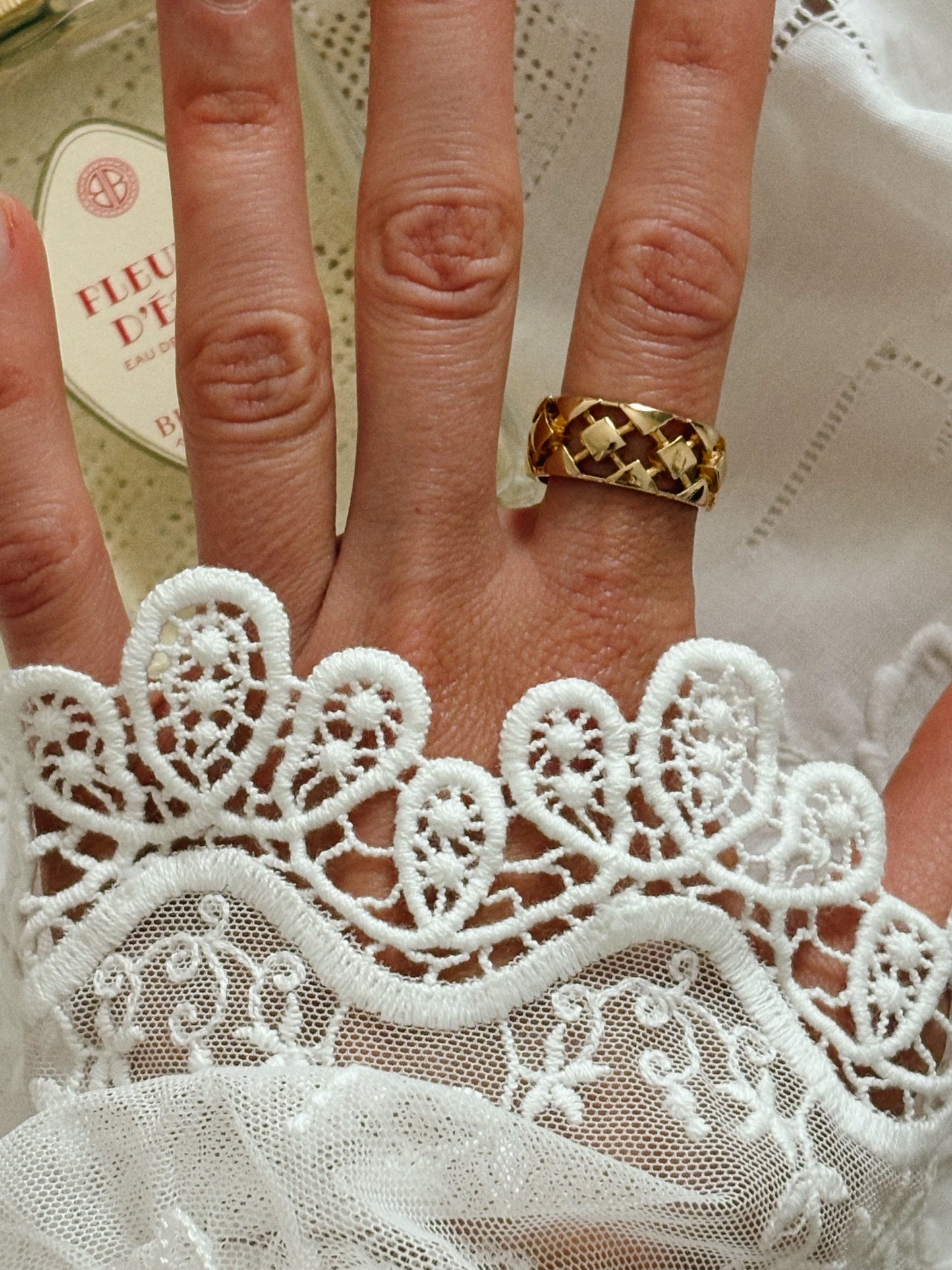 Pozłacany pierścionek Avon „Gilded Trellis”, rozmiar 17 (54)