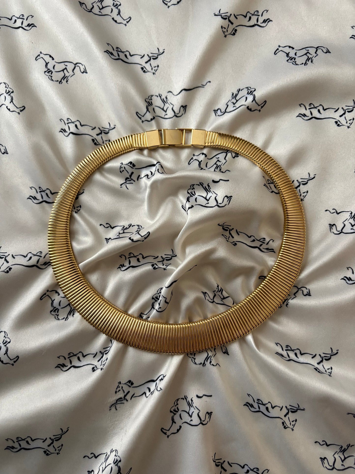 Złocony naszyjnik typu Omega