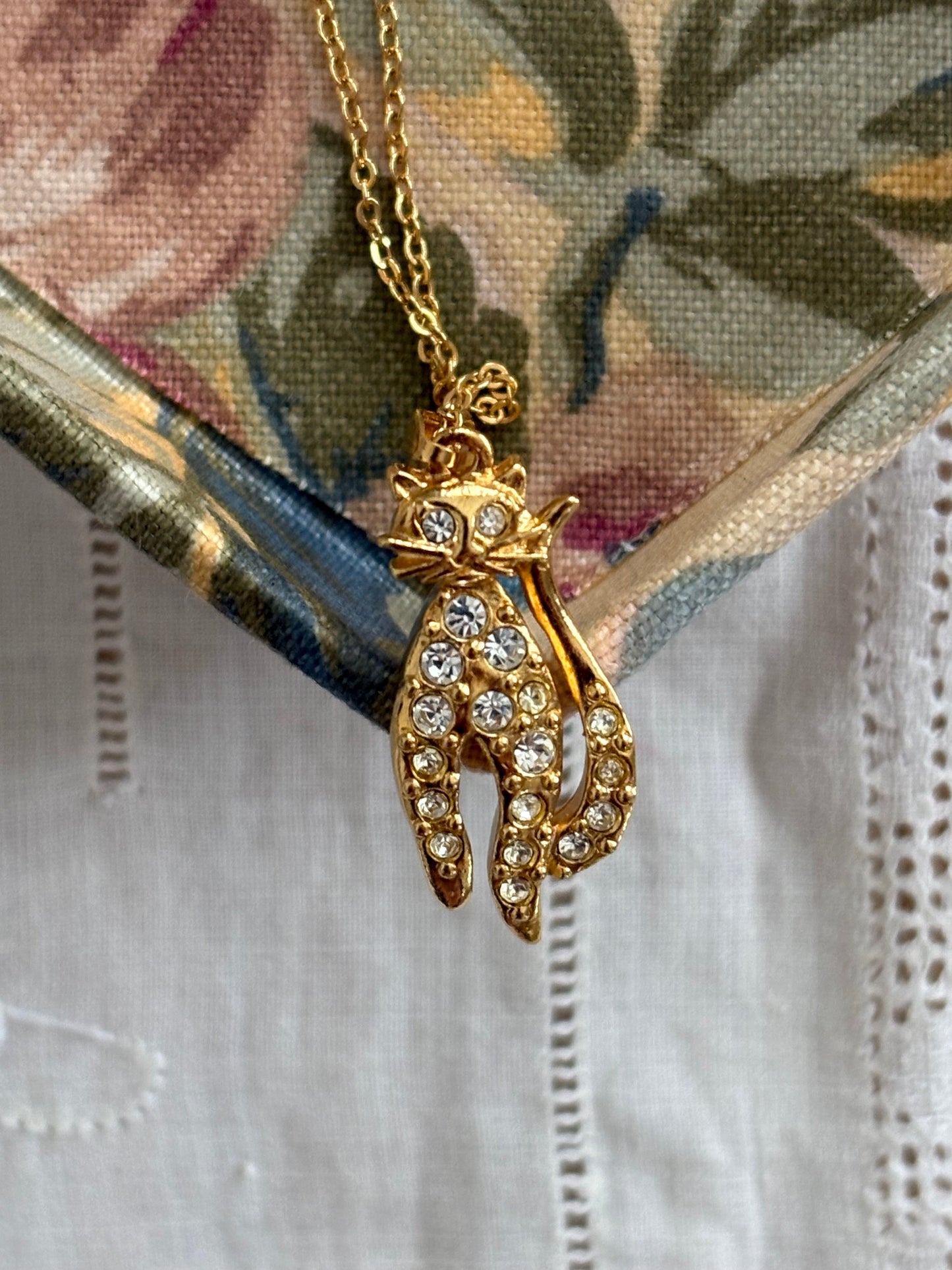 Naszyjnik Avon w kształcie kota z kryształkami