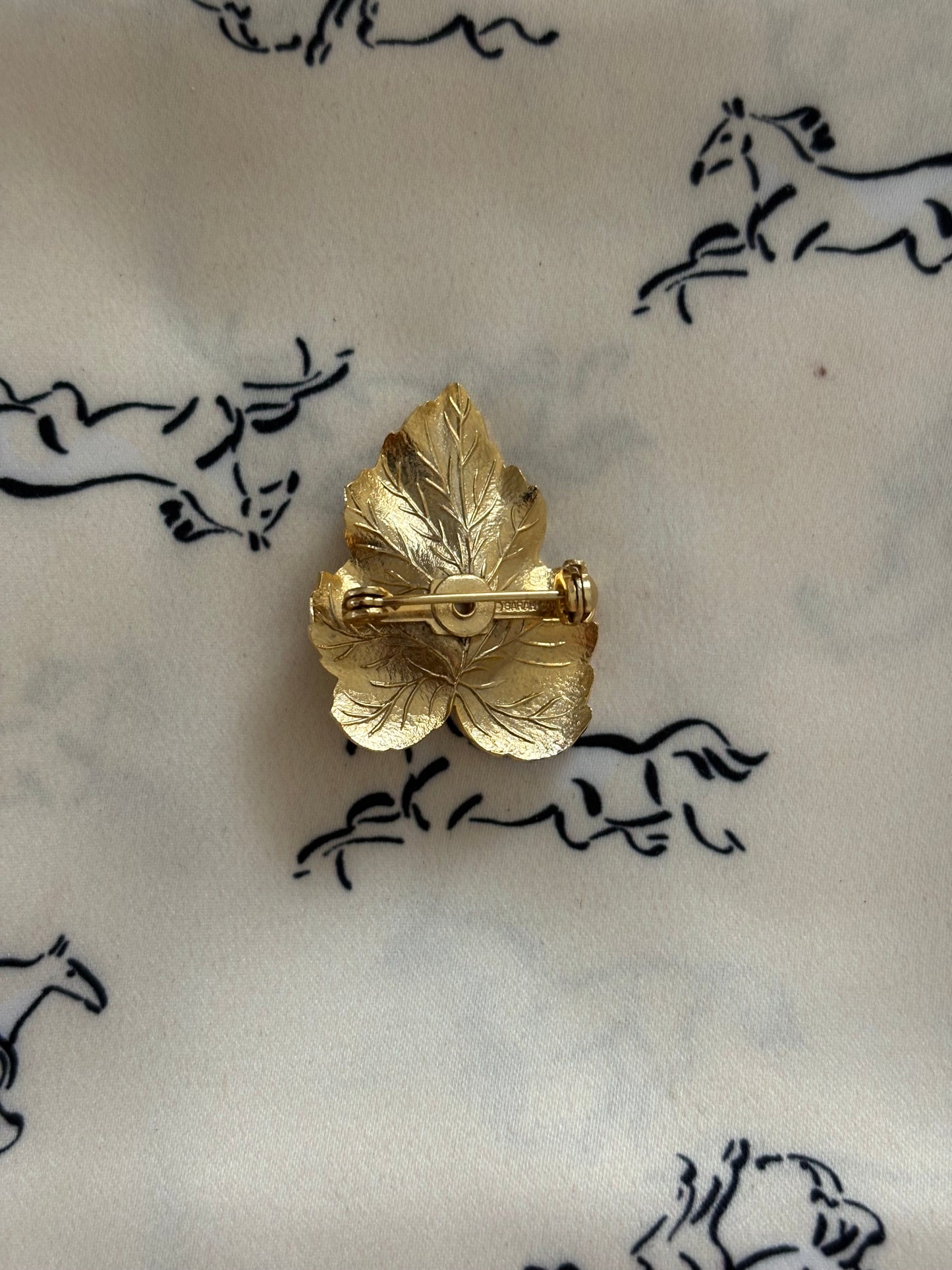 Pozłacana broszka Sarah Coventry w kształcie liścia