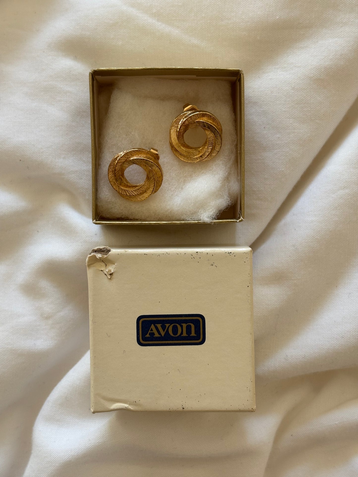 Kolczyki Avon w postaci węzłów
