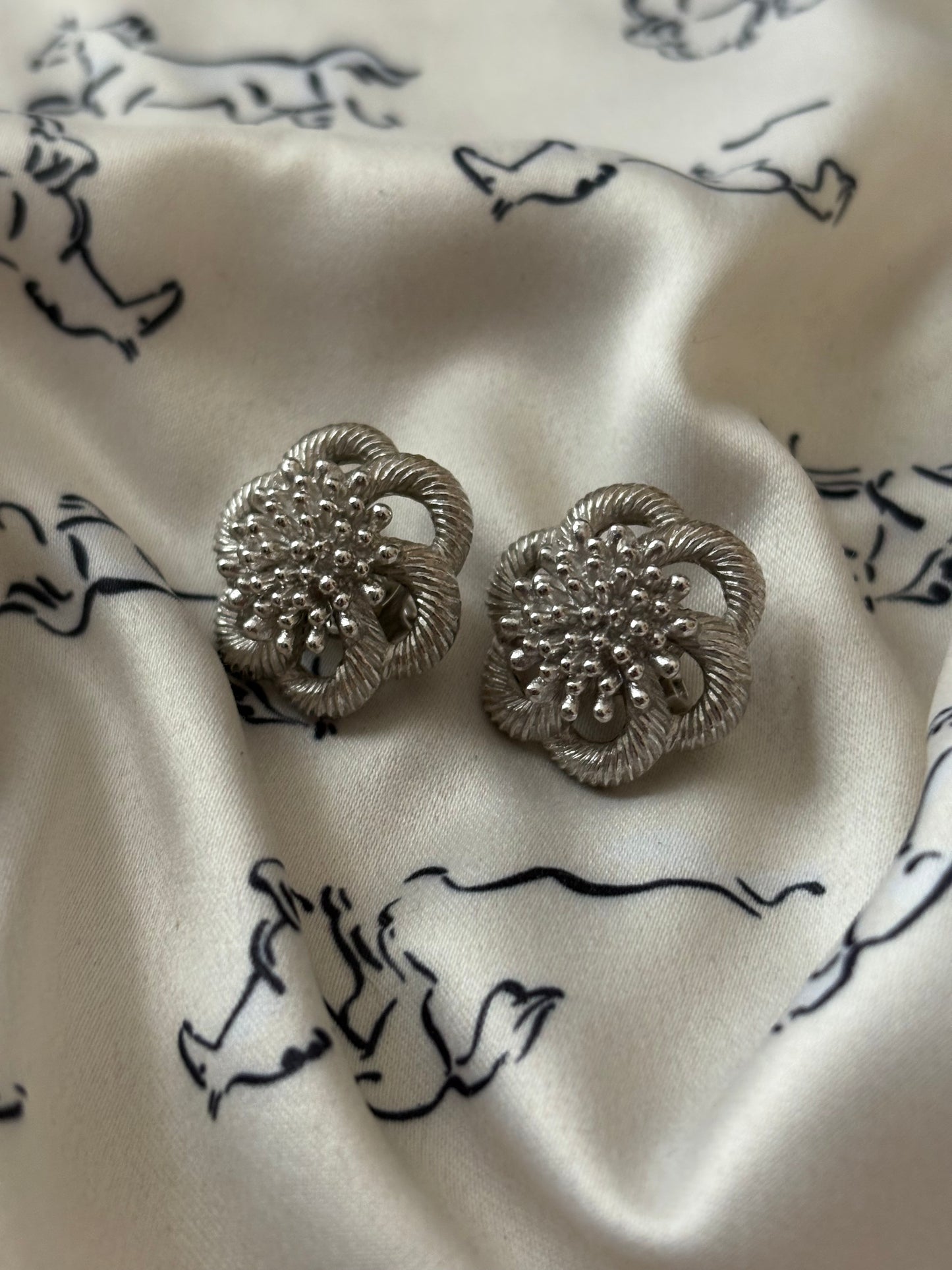 Srebrzone klipsy Trifari w formie kwiatu