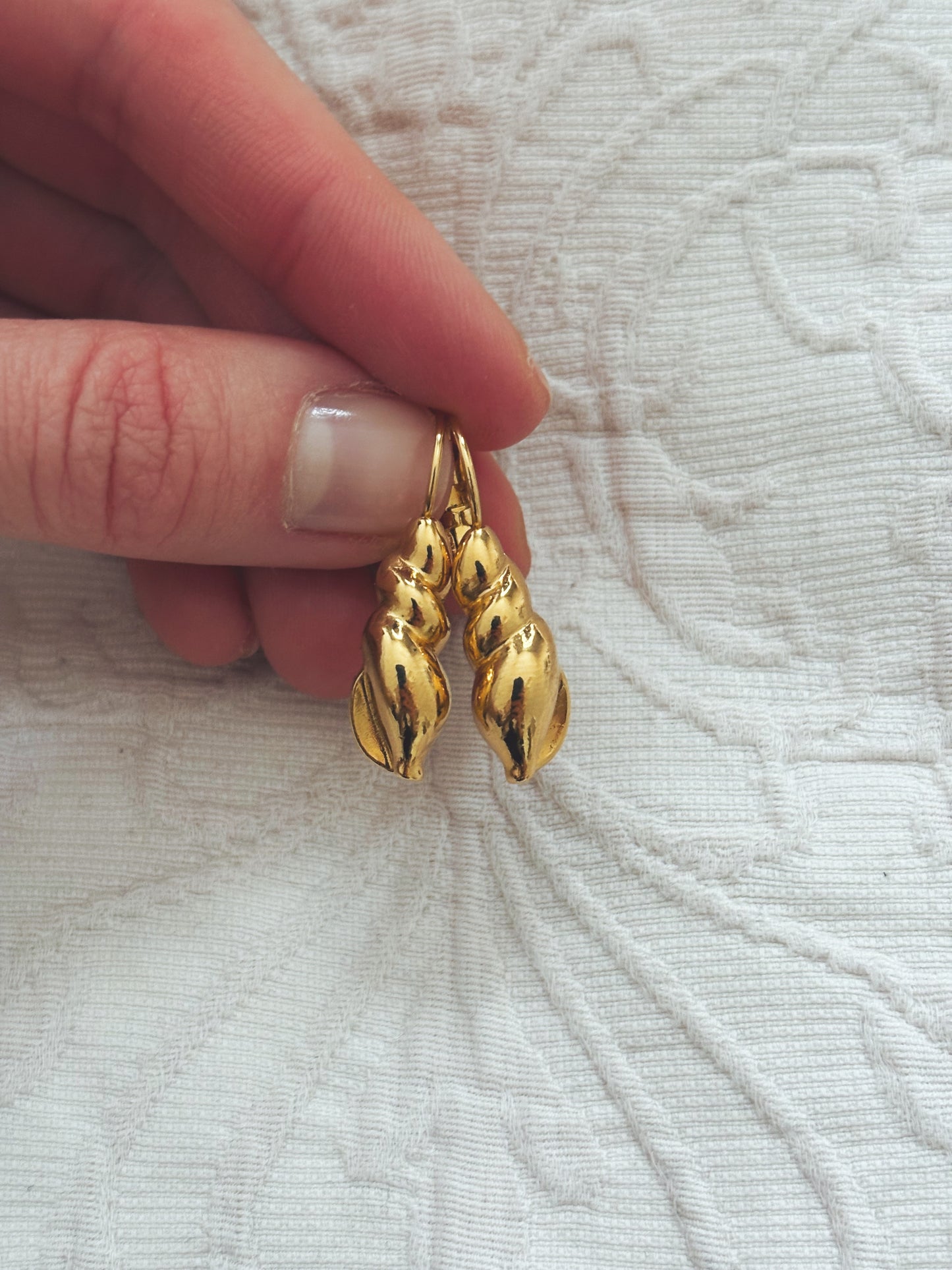 Avon "GOLDEN CLASSICS LEVERBACK" Earrings, 1997