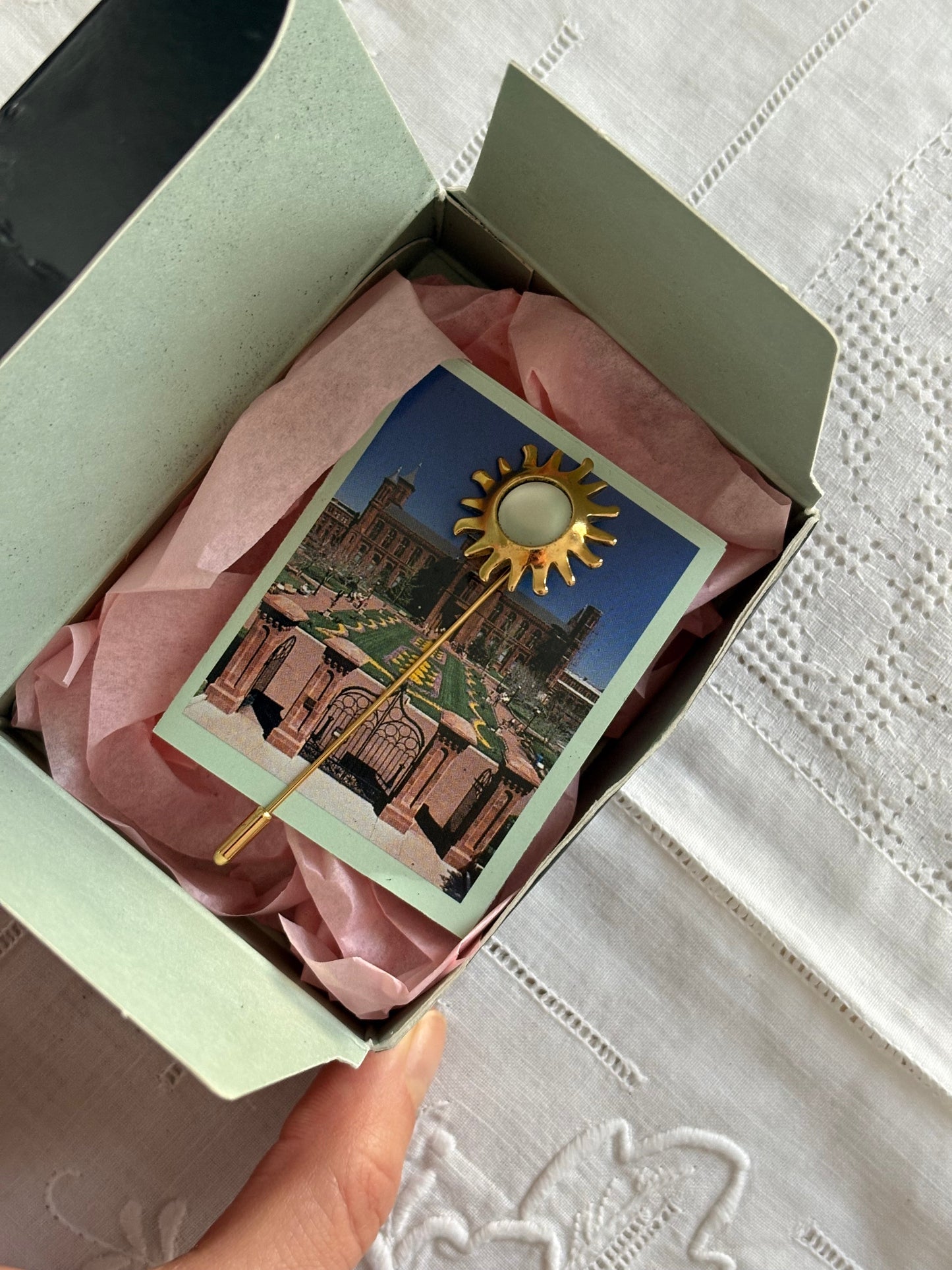 Broszka Avon „Słońce” z kolekcji Smithsonian Institution, 1996 rok