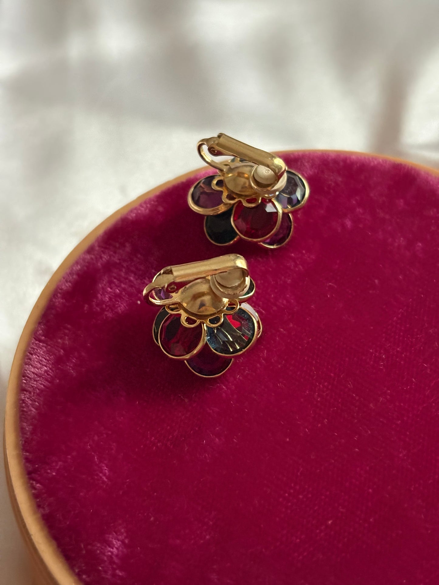 Pozłacane klipsy z kolorowymi kryształami