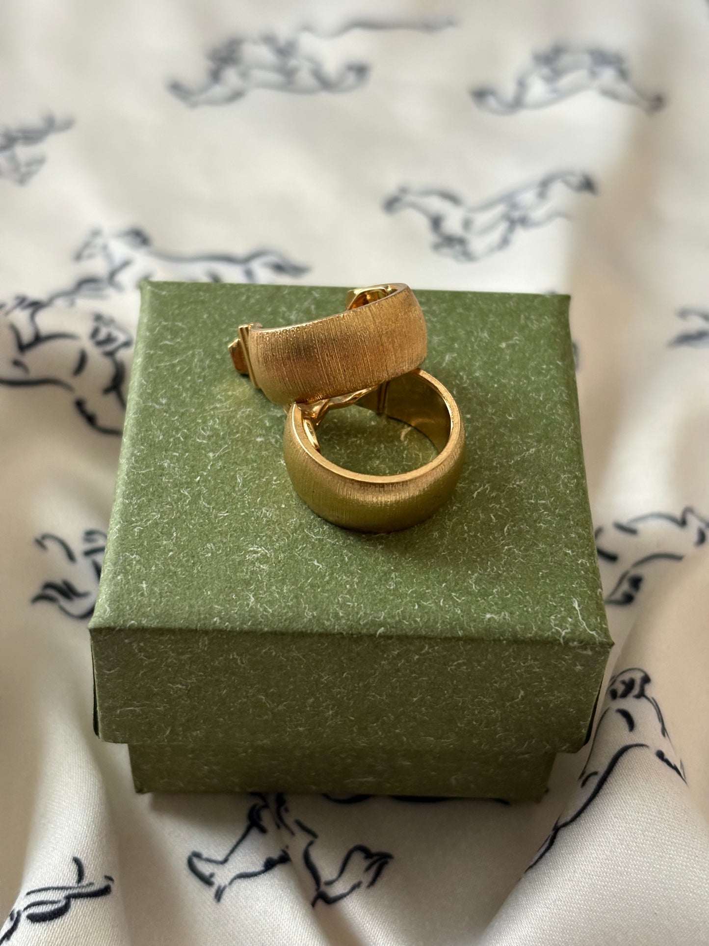 Pozłacane klipsy Monet o fakturowanej powierzchni