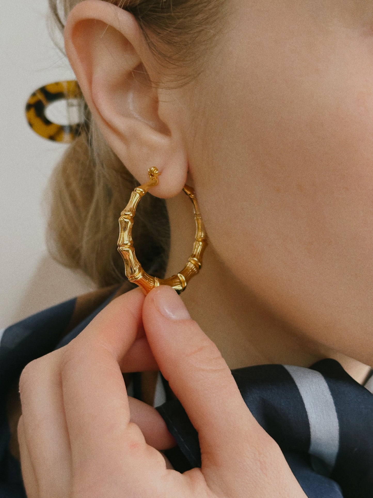 Kolczyki Avon “Bamboo Snap Top Hoops”,1998 rok