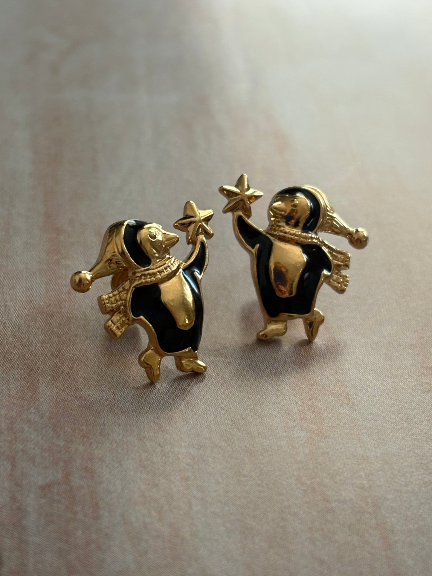 Pozłacane kolczyki Avon „Penguins” z emalią