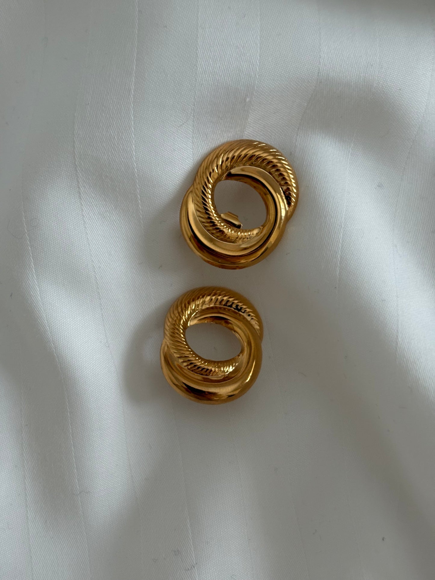 Pozłacane kolczyki Avon „Sculptured Swirl”,1991 rok