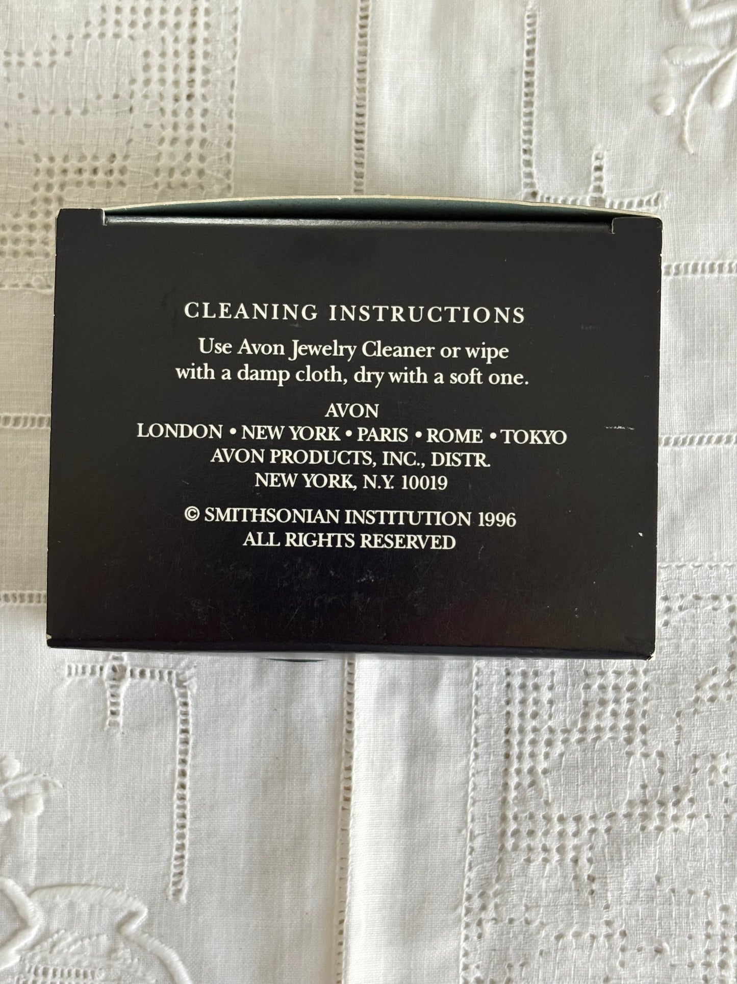 Broszka Avon „Słońce” z kolekcji Smithsonian Institution, 1996 rok