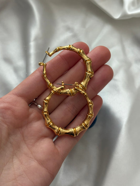 Kolczyki Avon “Bamboo Snap Top Hoops”,1998 rok