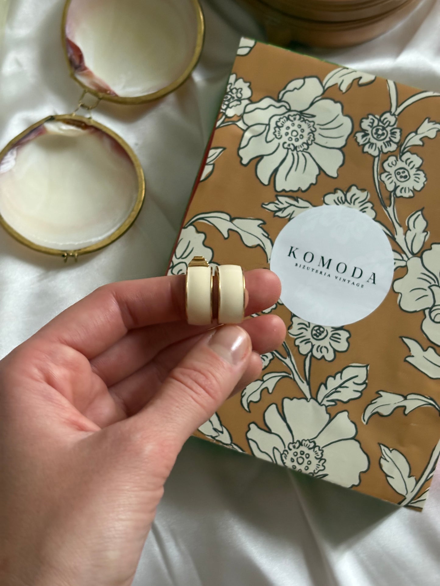 Klipsy z białą emalią Monet