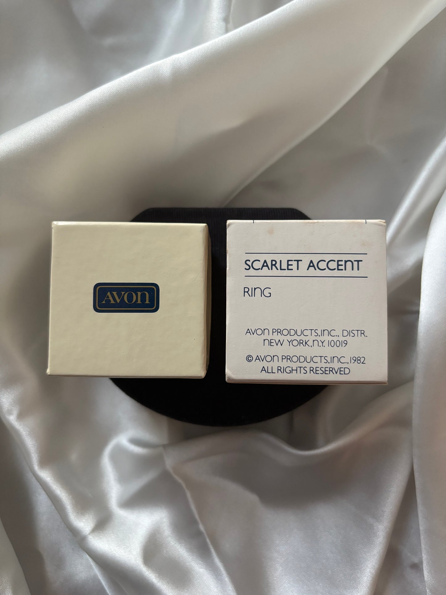 Pozłacany pierścionek Avon “ Scarlet Accent”,1982 rok