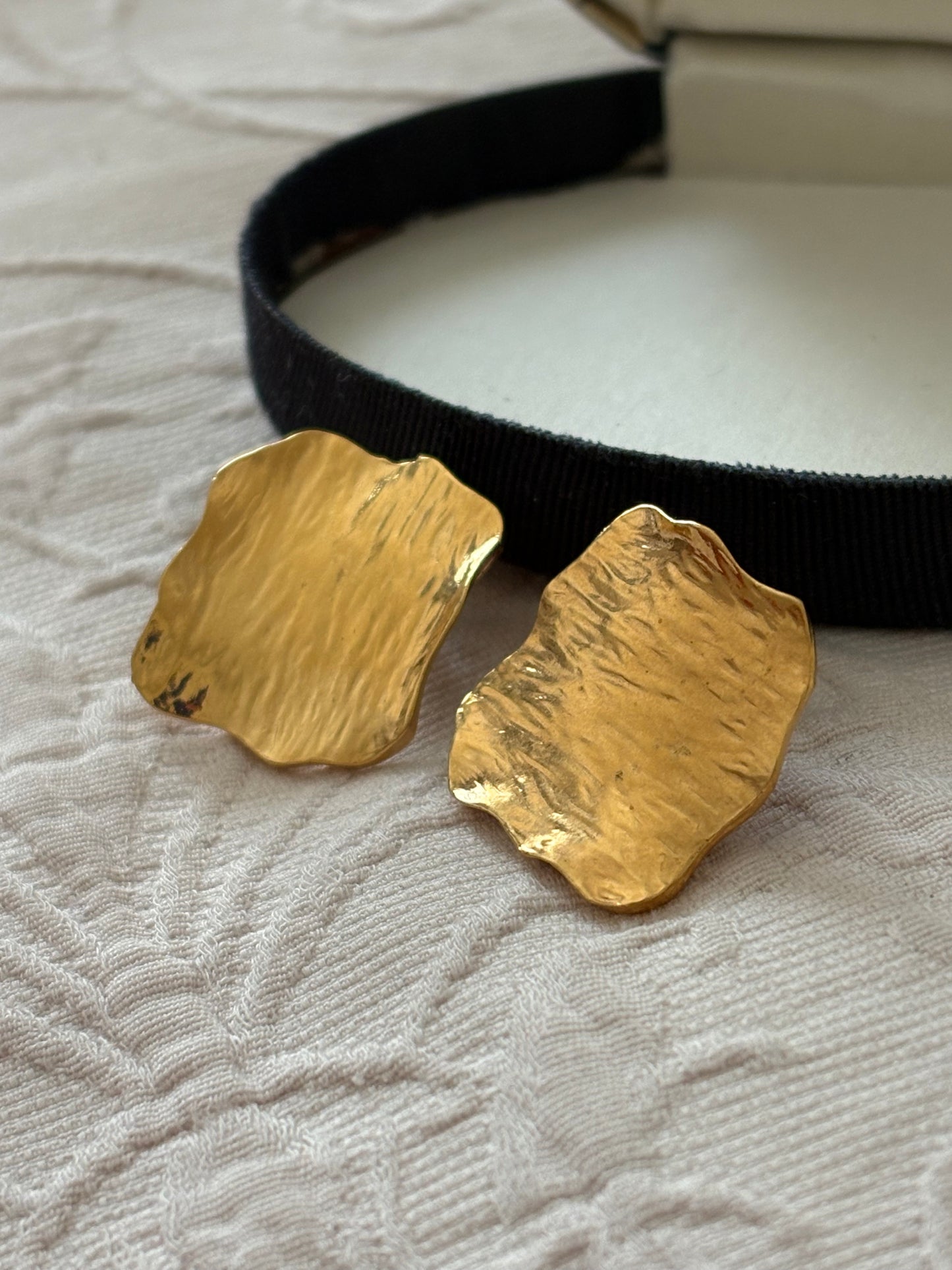 Kolczyki Avon “ Polished leaf”,1987 rok