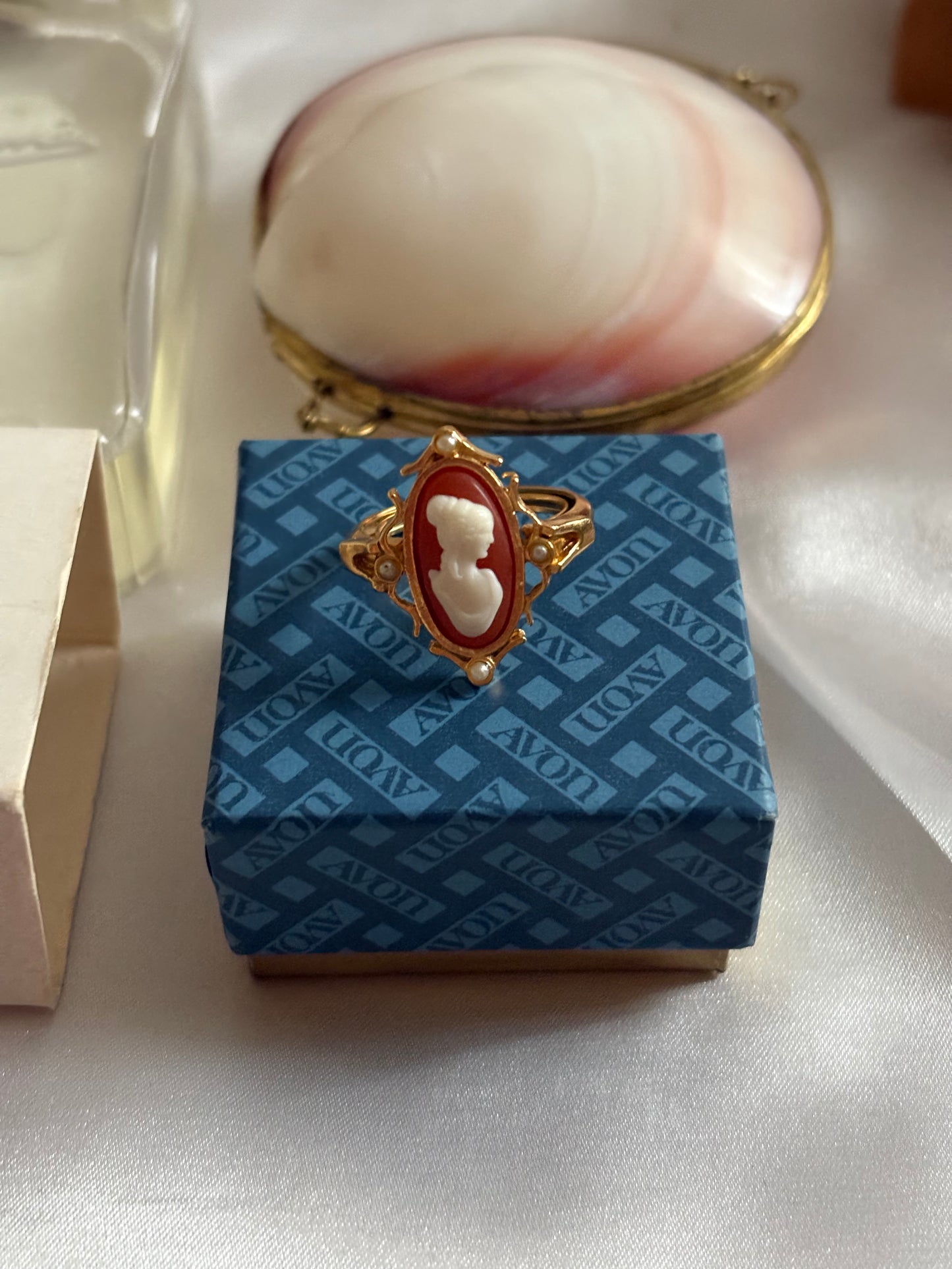 Pierścionek Avon “Cameo”,1978 rok