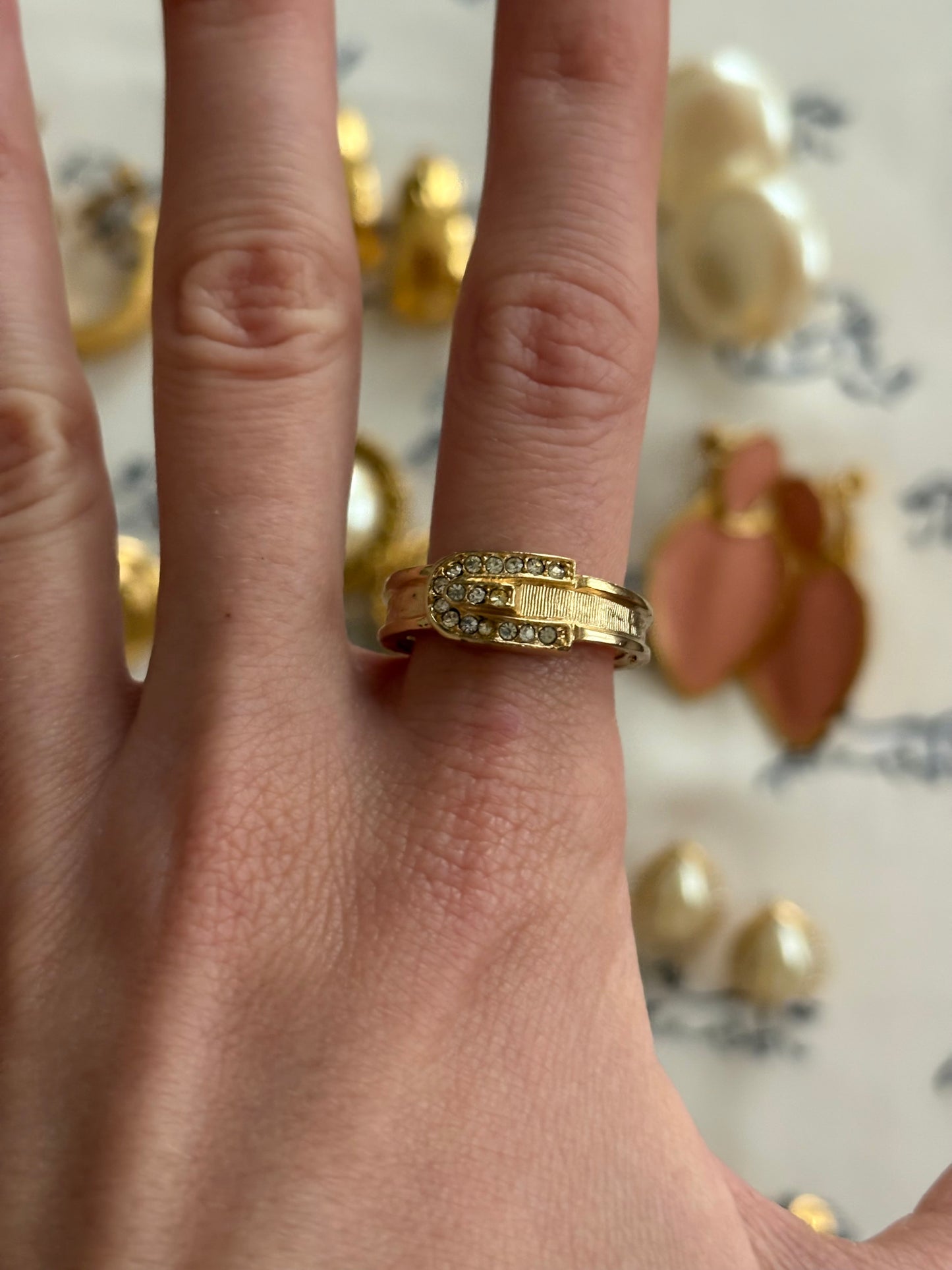 Pozłacany pierścionek Avon „Buckle Ring”,1973 rok