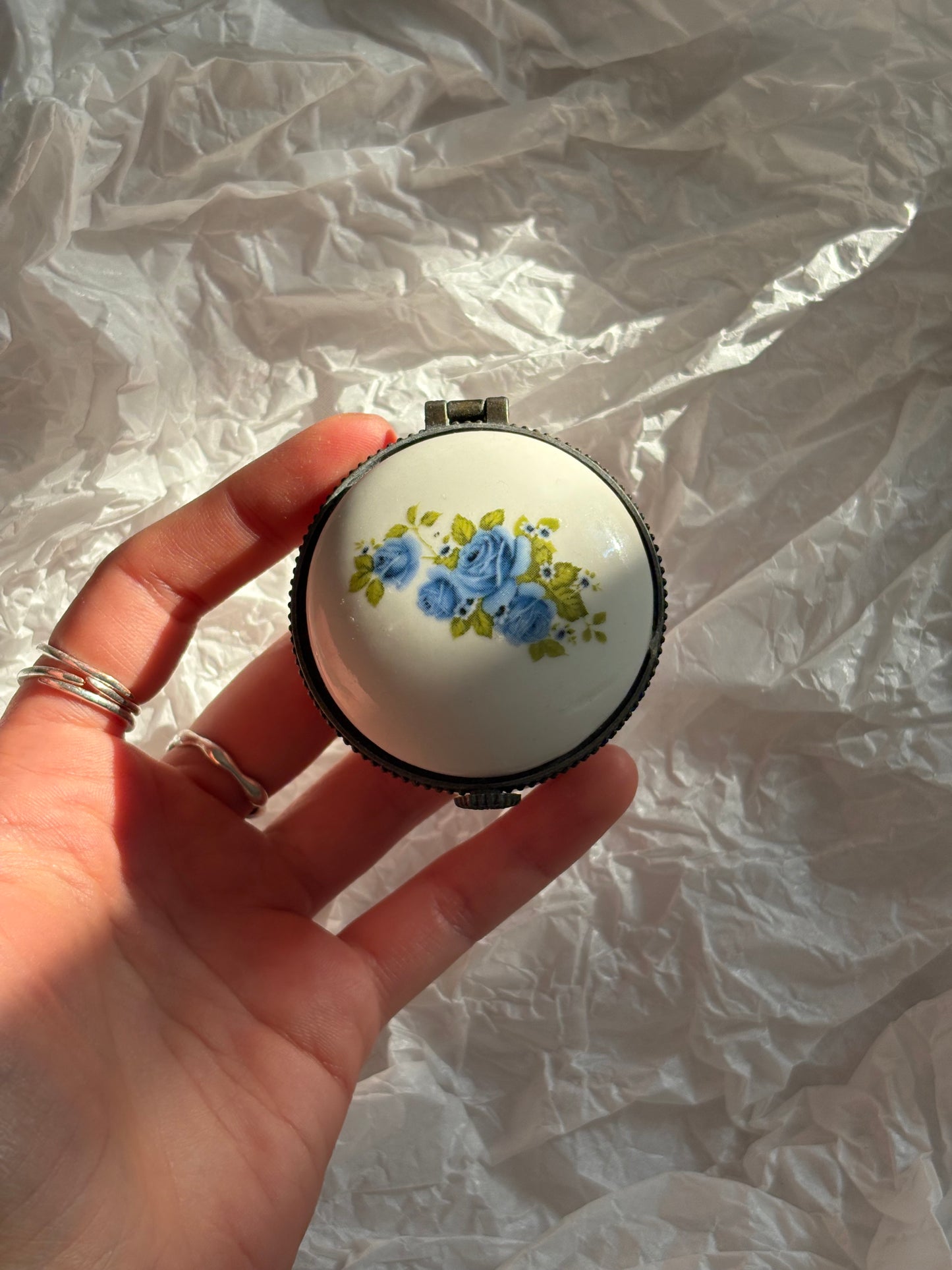 Okrągła szkatułka z porcelany z niebieskimi różami