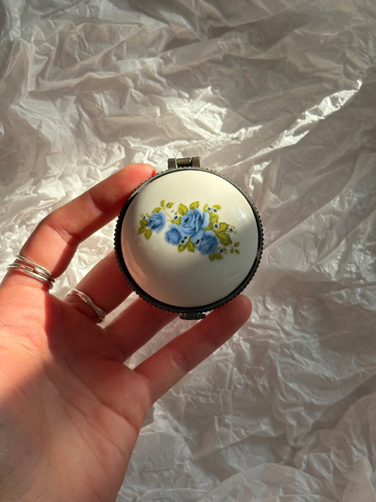 Okrągła szkatułka z porcelany z niebieskimi różami