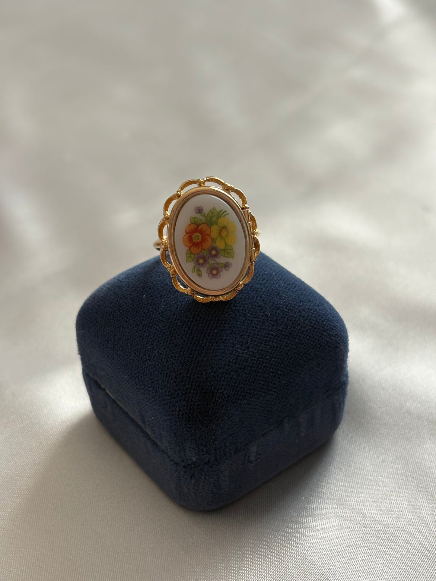 Unikatowy pierścionek Avon “ French Flowers Locket”,1975 rok