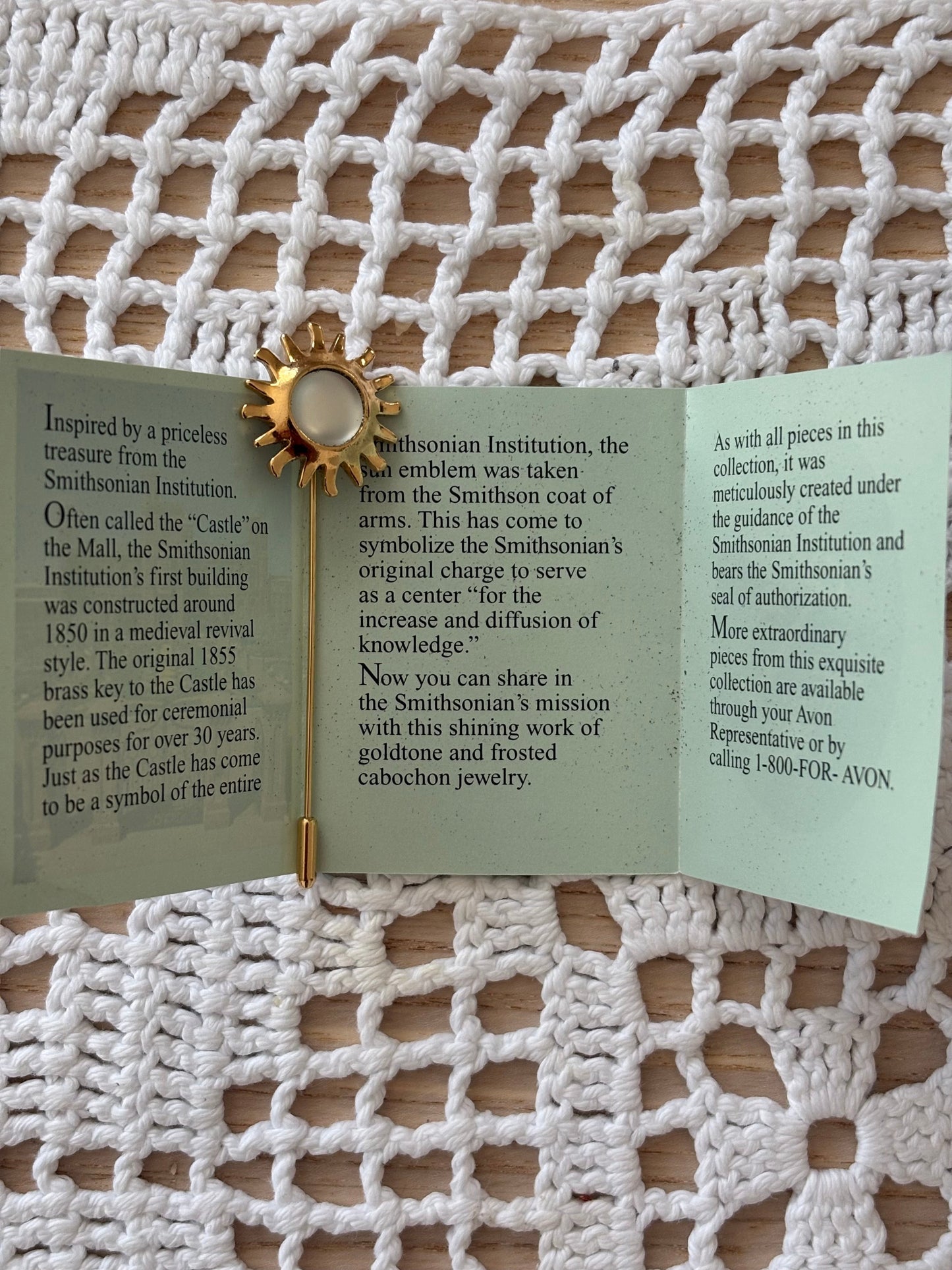 Broszka Avon „Słońce” z kolekcji Smithsonian Institution, 1996 rok