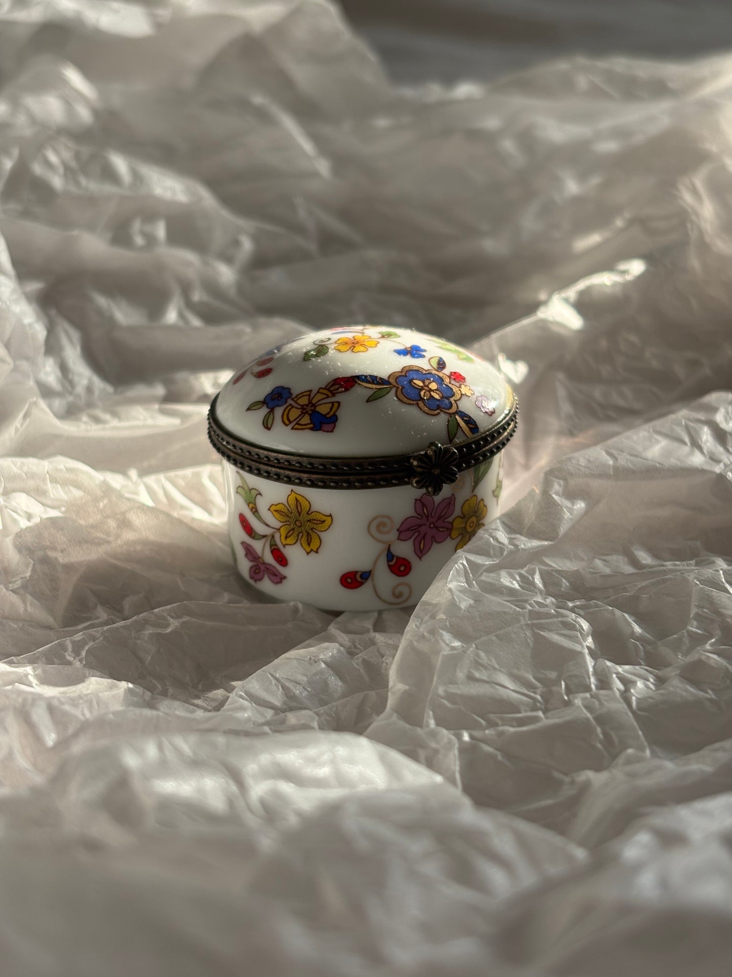 Okrągła szkatułka z porcelany w kolorowe kwiaty