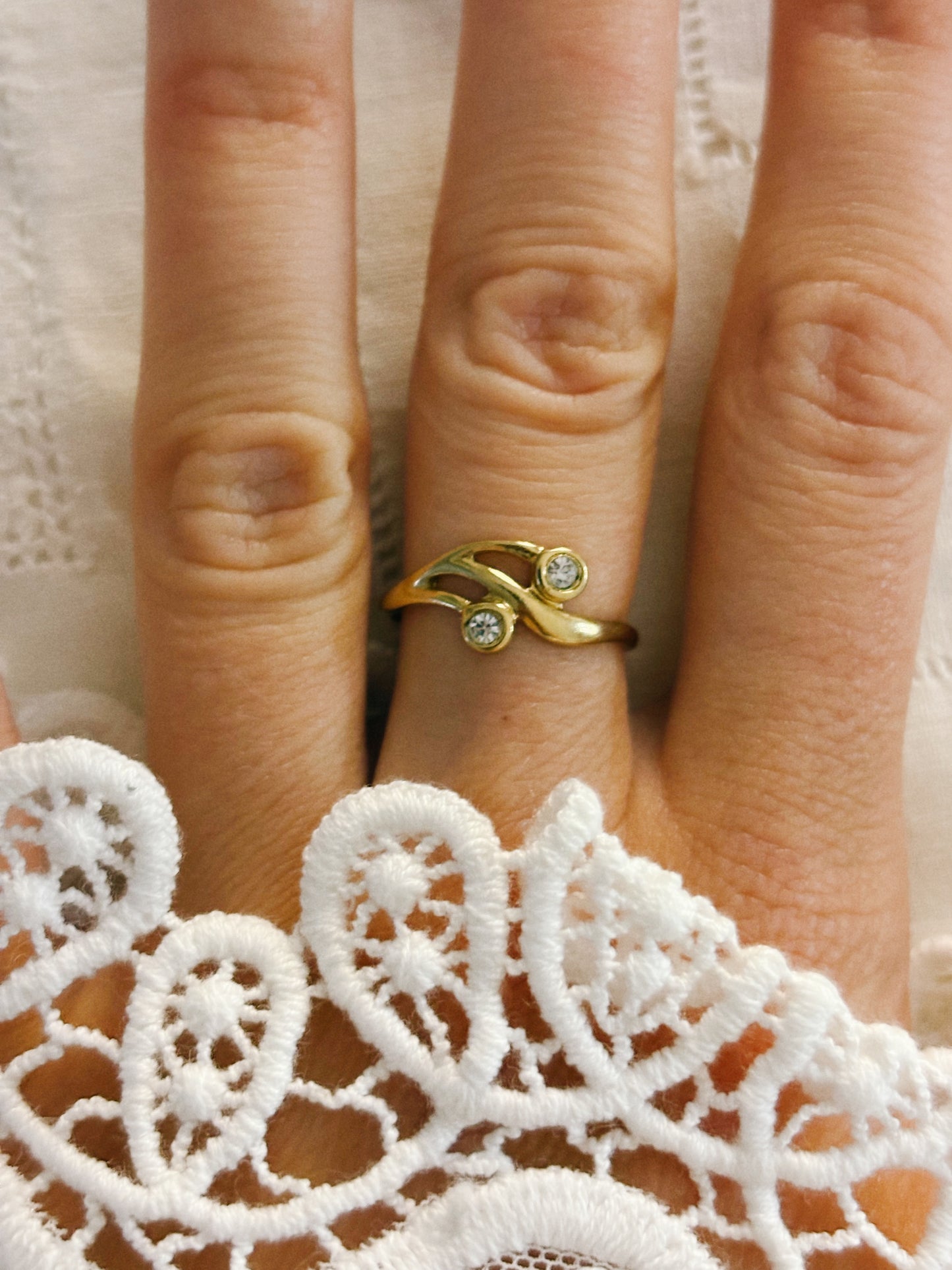 Pozłacany pierścionek Avon z podwójnym kryształkiem