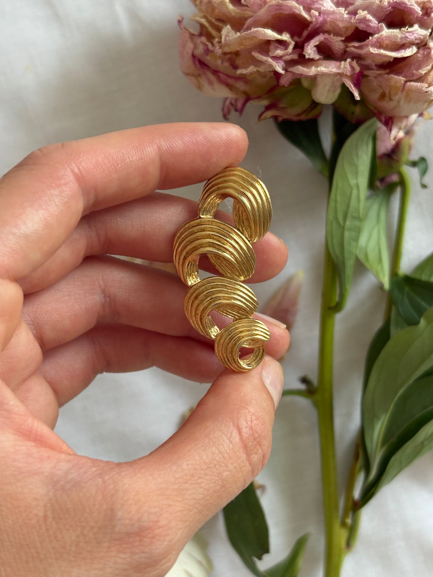 Pozłacana broszka  „Ribbon Curl” Avon, 1989 rok
