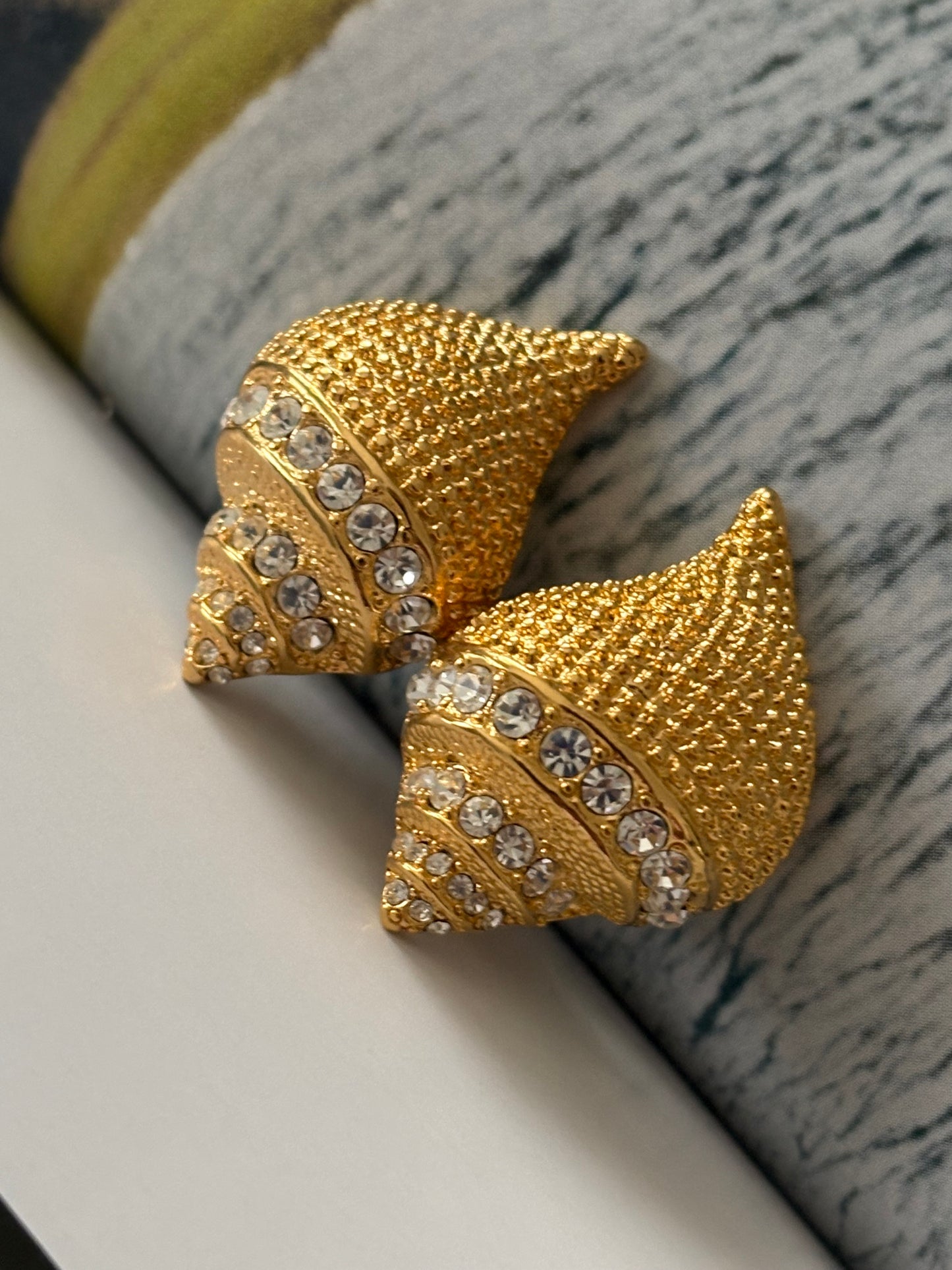 Kolczyki w postaci muszelek Kenneth Jay Lane