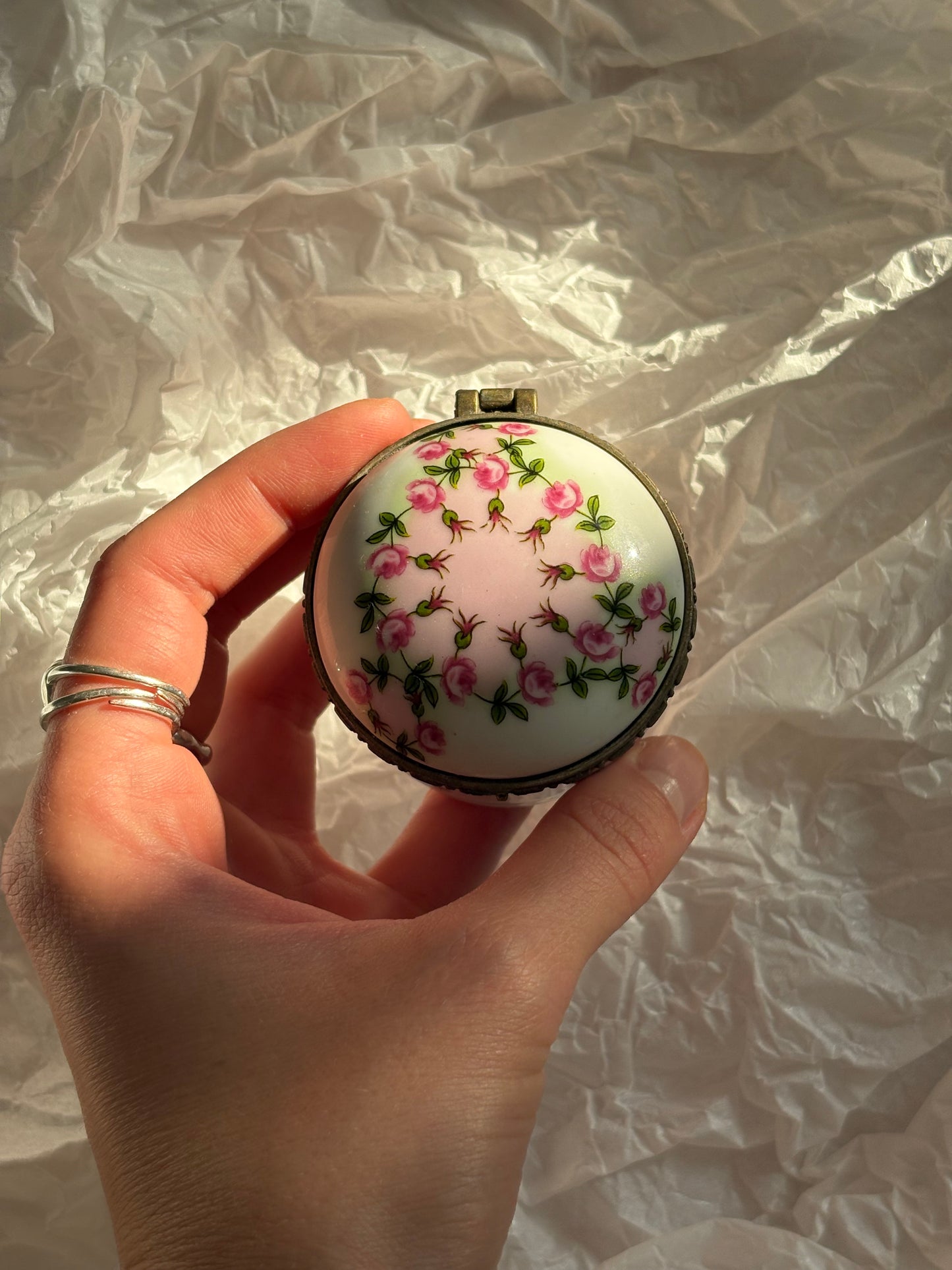 Okrągła szkatułka z porcelany w kolorowe kwiaty