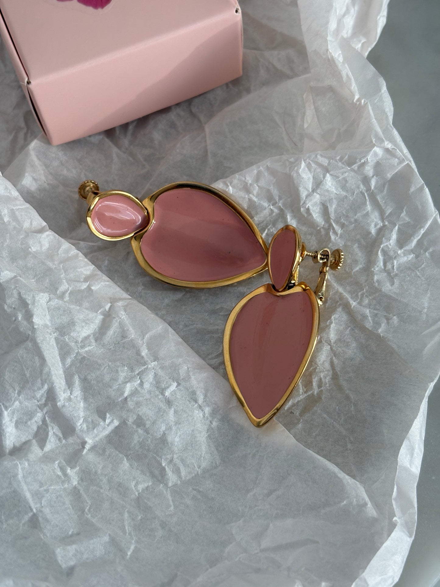 Klipsy Napier z perłowo-brzoskwiniową emalią