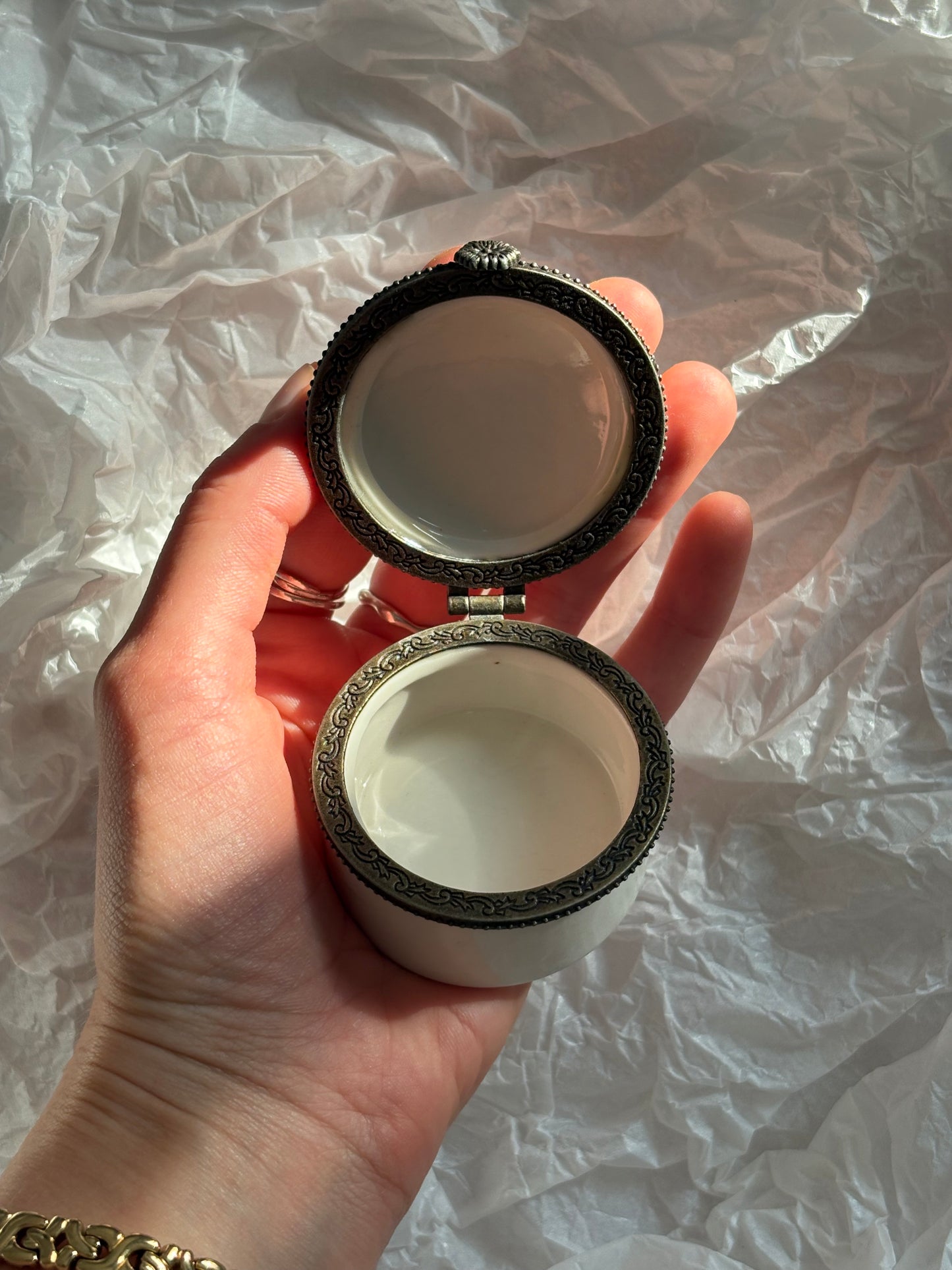 Okrągła szkatułka z porcelany z niebieskimi różami