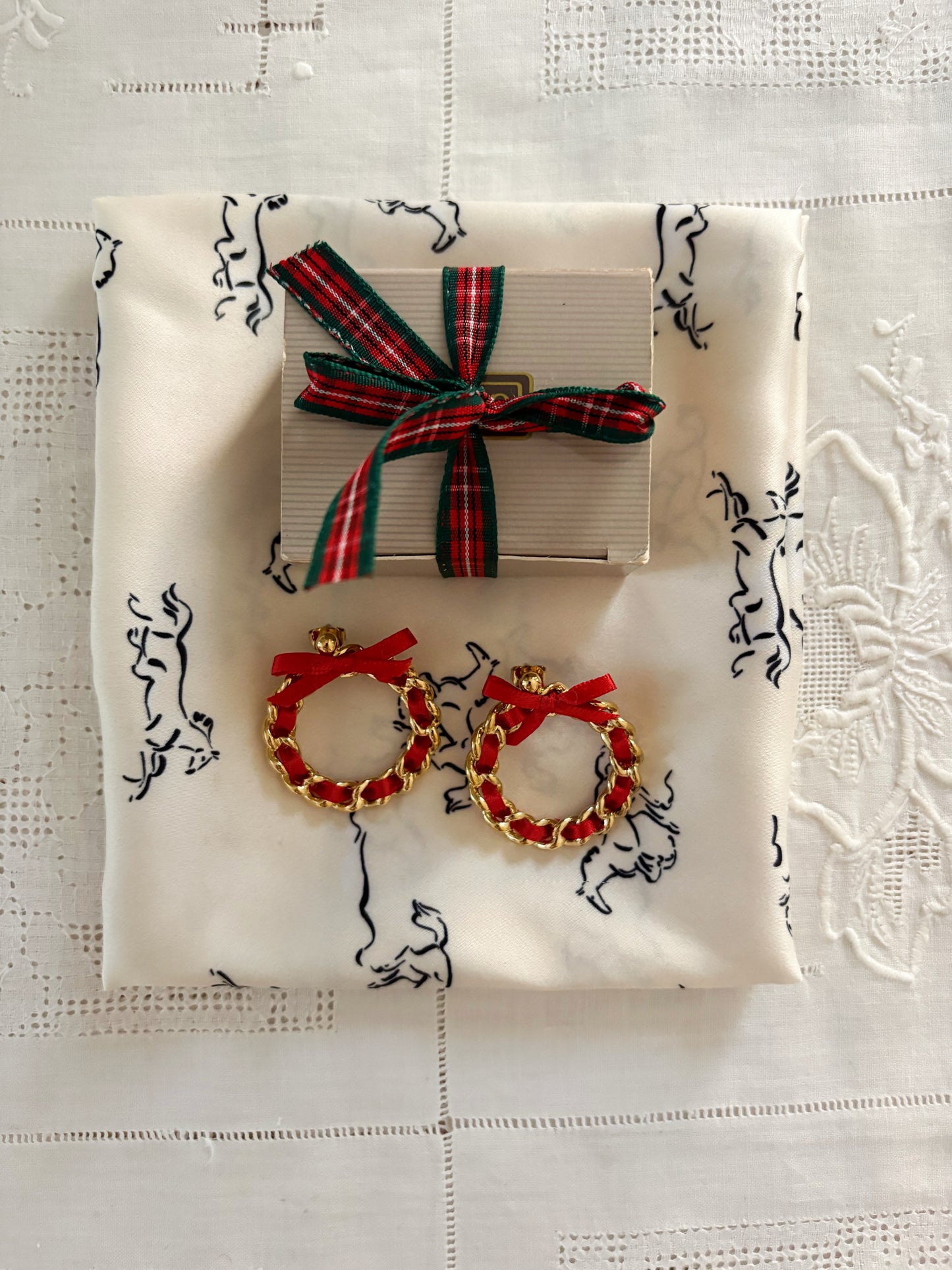 Pozłacane kolczyki Avon «Ribbon weave”,1988 rok