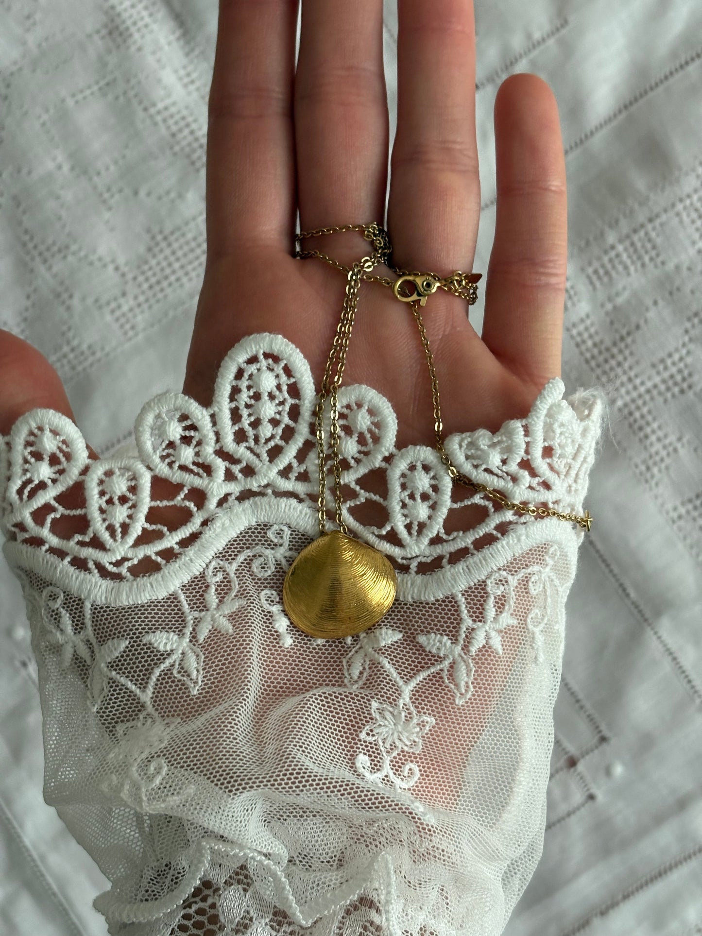 Pozłacany naszyjnik Monet z muszlą