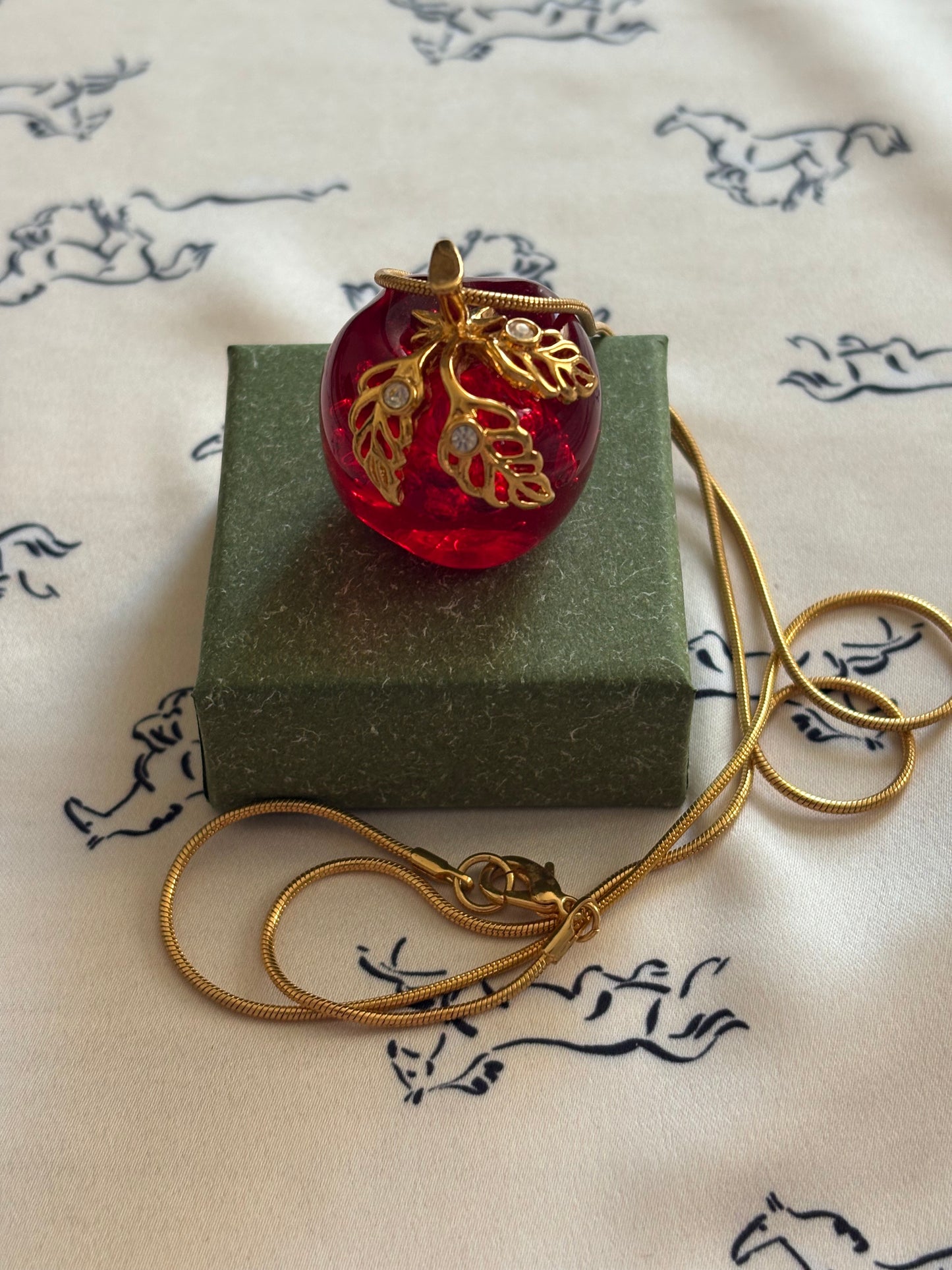 Naszyjnik Avon „Elegant apple”,1994 rok