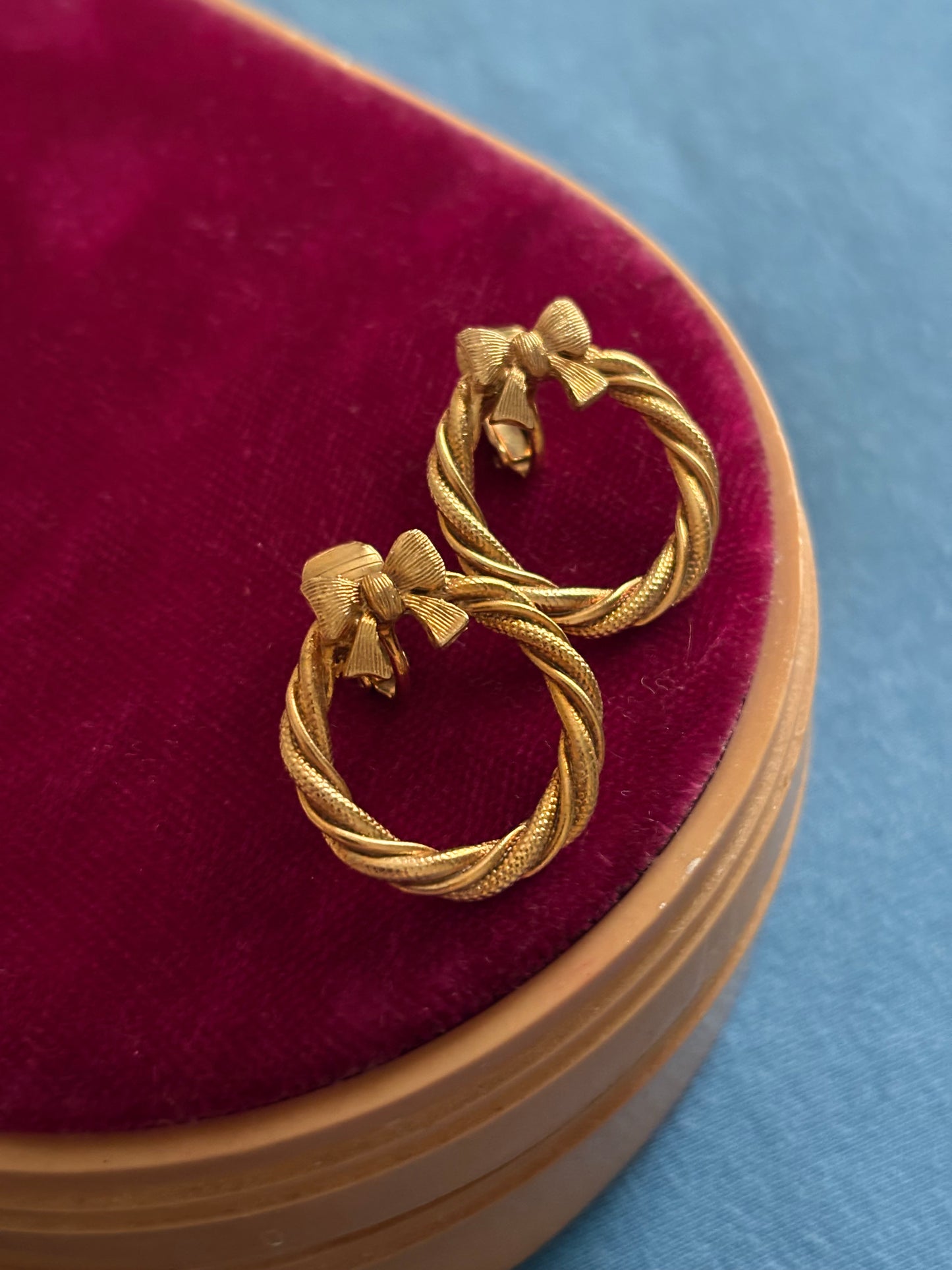 Klipsy Avon „Festive Circlet” (1979)