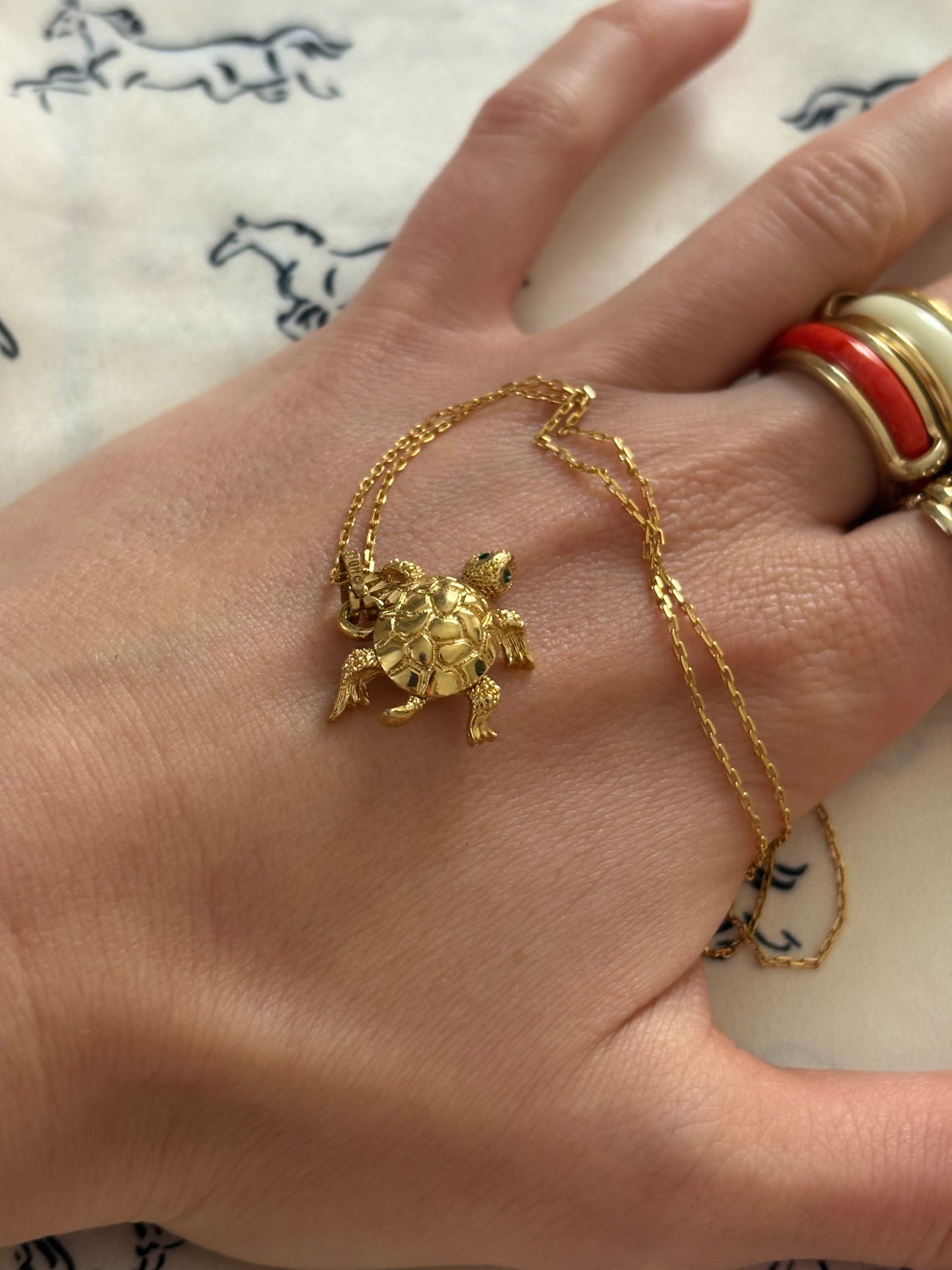 Pozłacany ruchomy naszyjnik Monet w kształcie żółwia