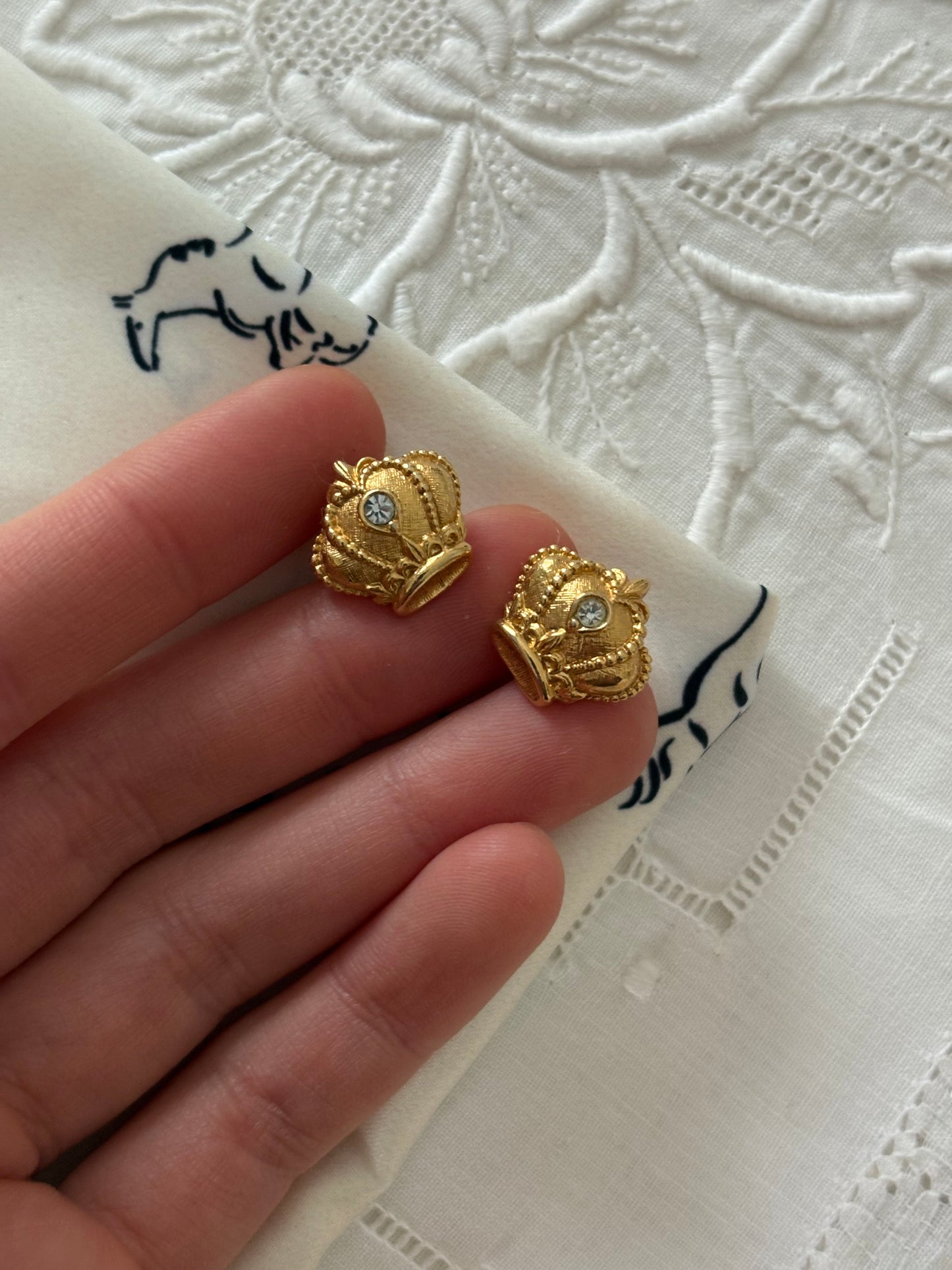 Pozłacane kolczyki Avon „Regal Crown”, 1989