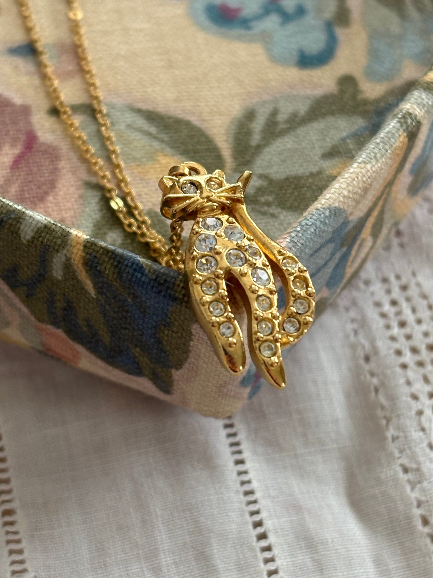 Naszyjnik Avon w kształcie kota z kryształkami