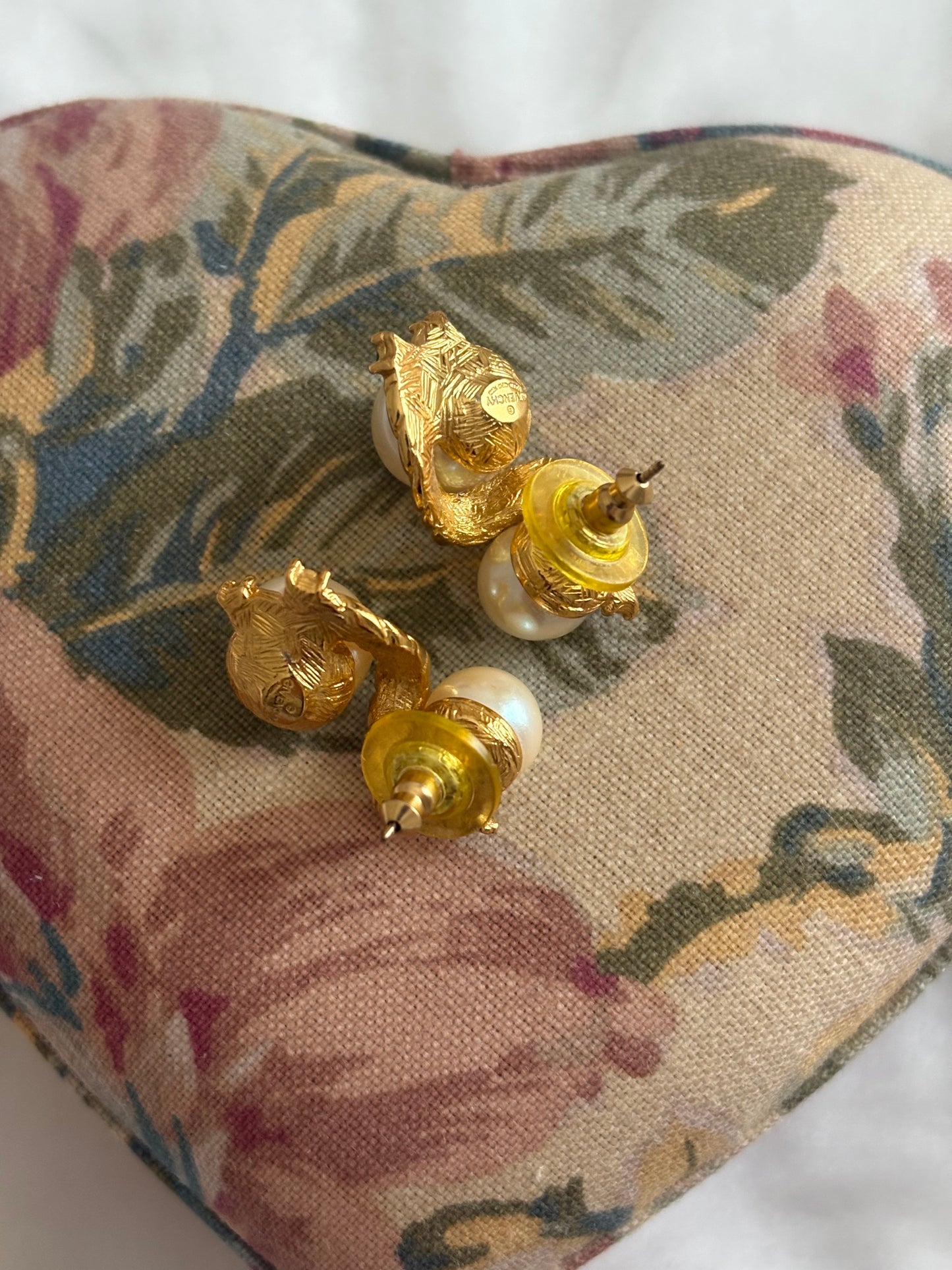 Kolczyki  francuskiej marki Givenchy z perełkami