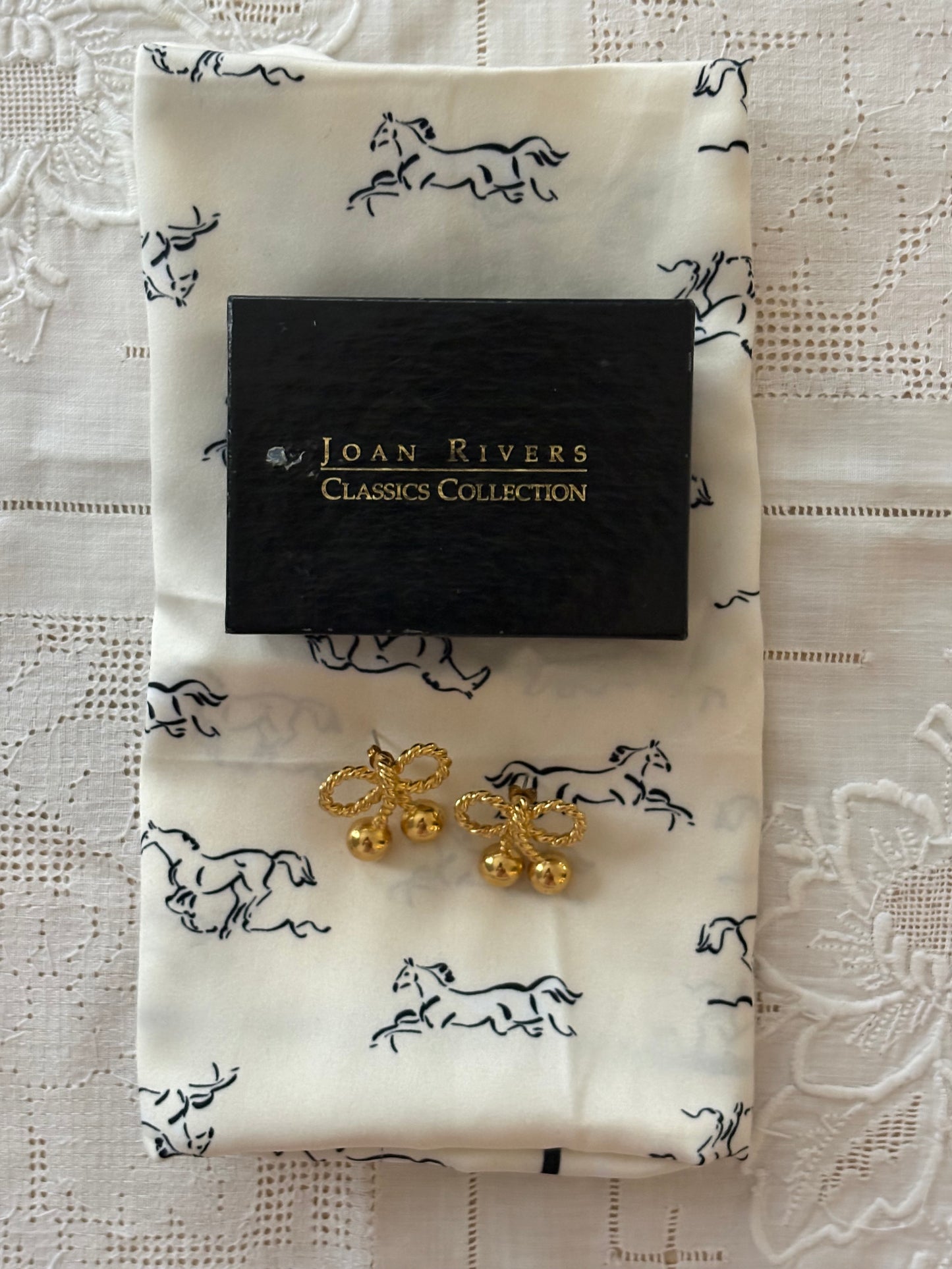 Kolczyki marki Joan Rivers w postaci kokardki