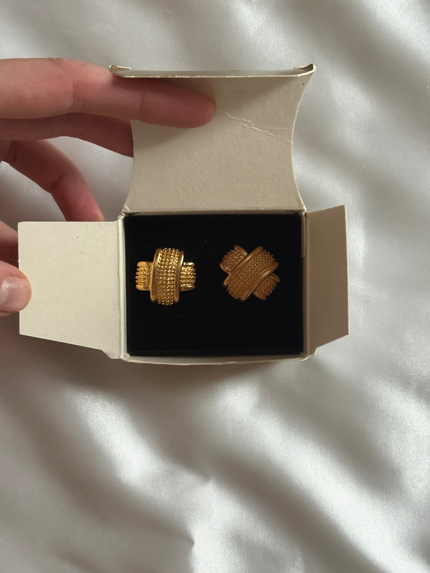 Pozłacane kolczyki Avon o geometrycznym splocie