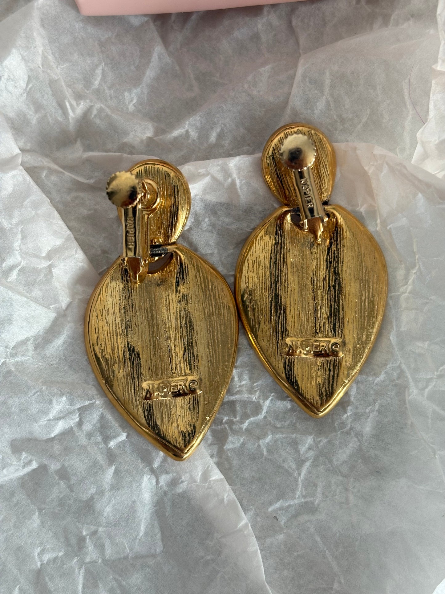 Klipsy Napier z perłowo-brzoskwiniową emalią