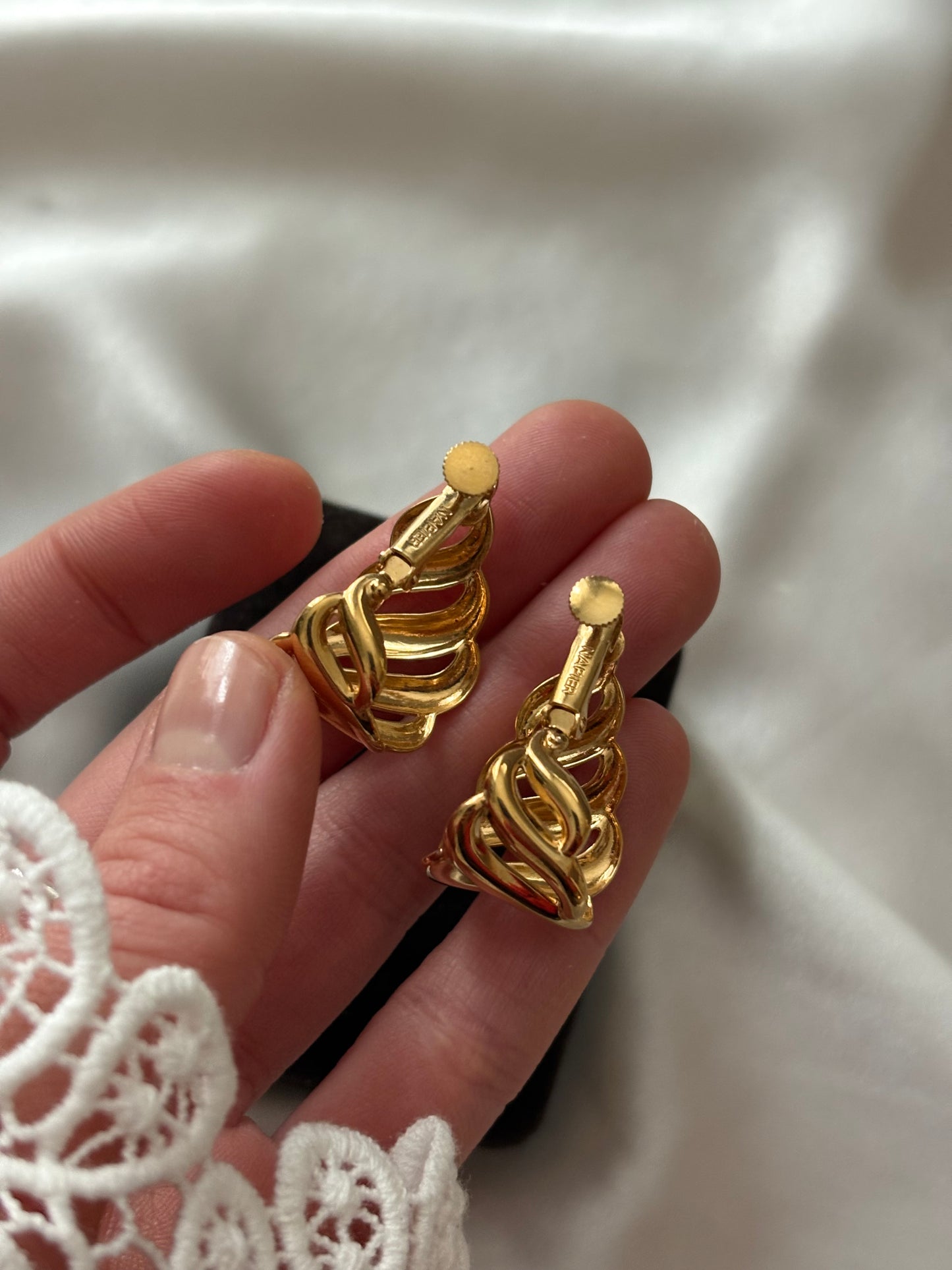 Pozłacane klipsy Napier w formie skręconych wstęg