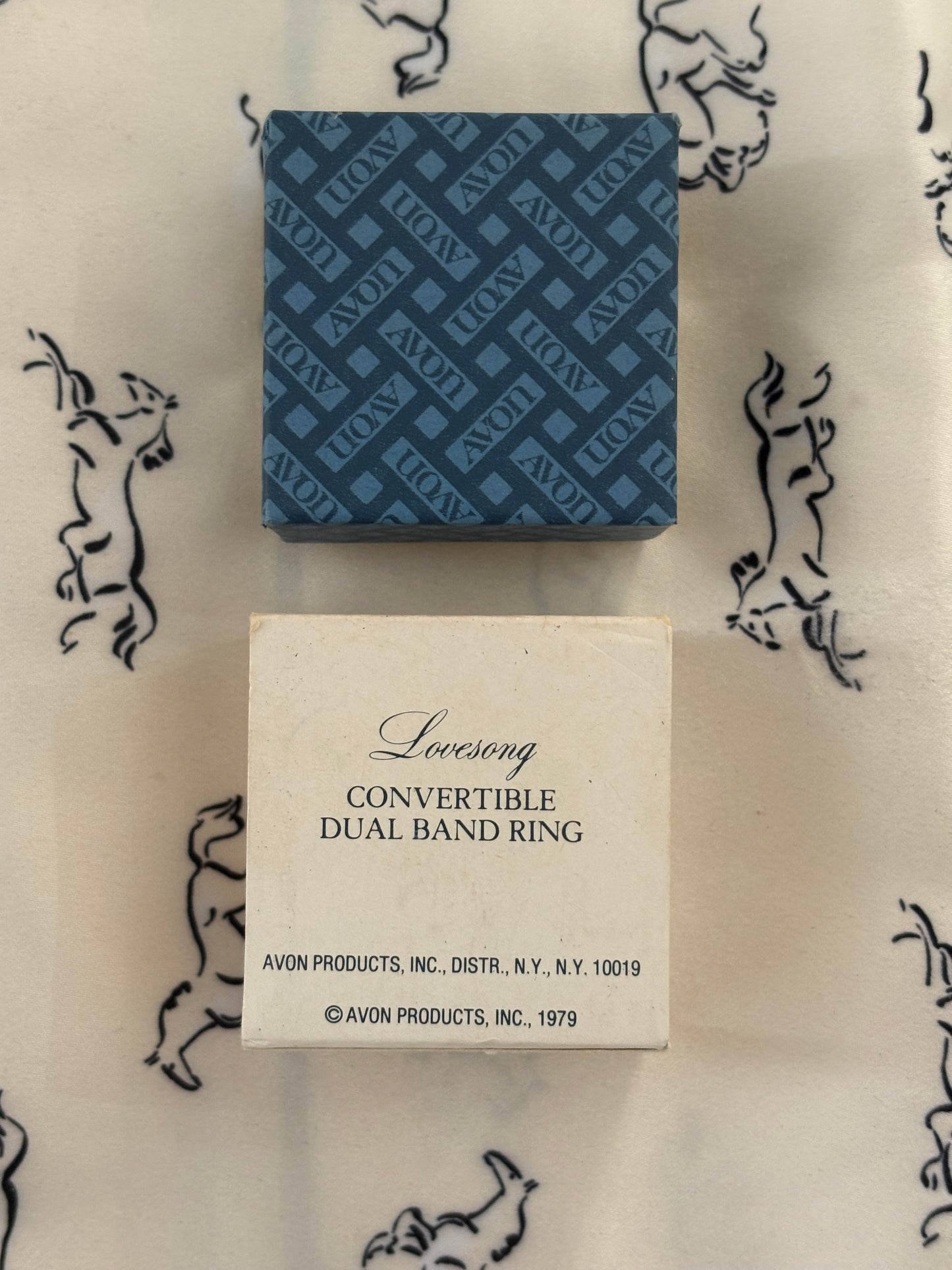 Rozbieralny pierścionek Avon „Lovesong”,1979 rok