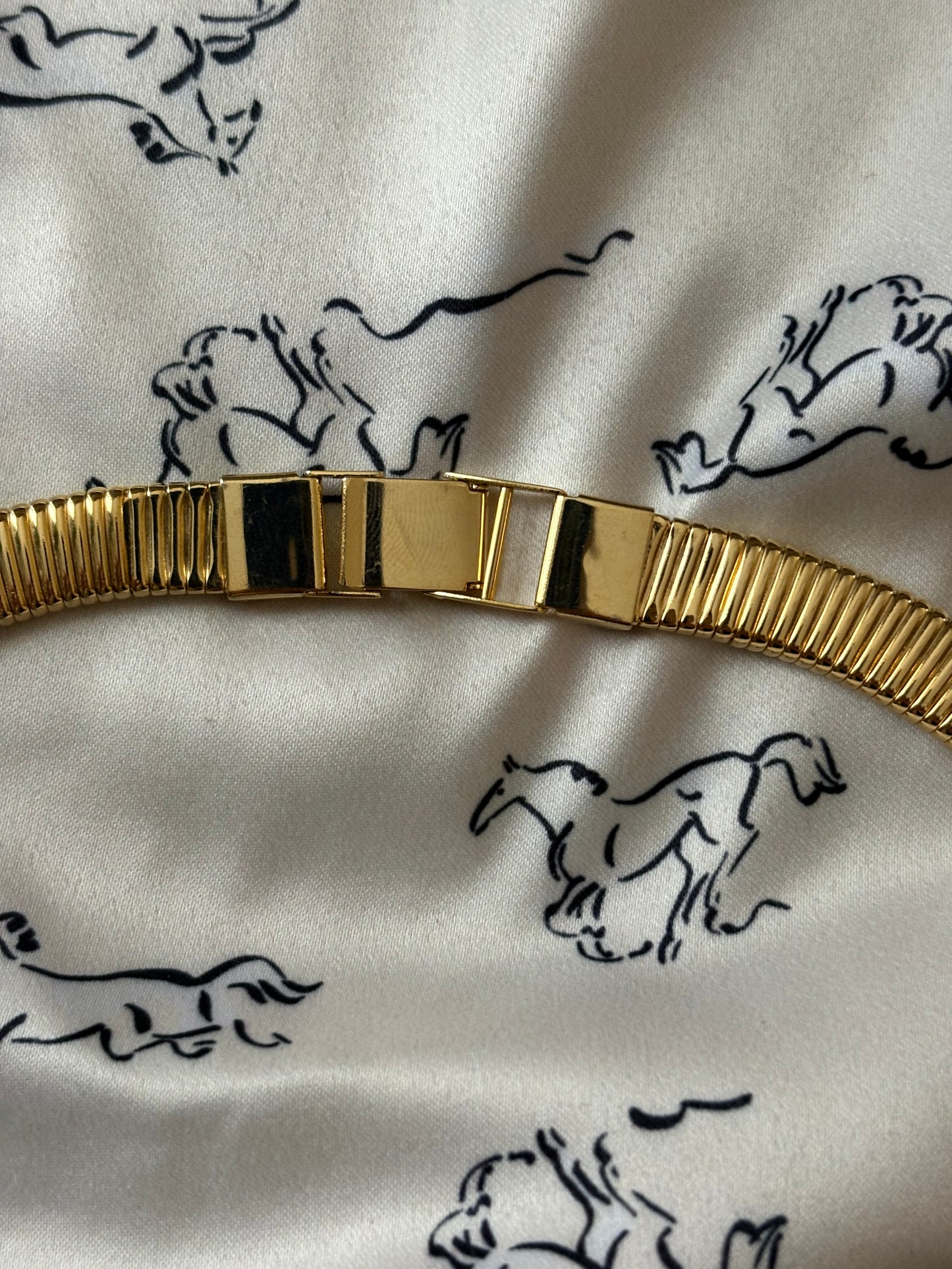 Złocony naszyjnik typu Omega