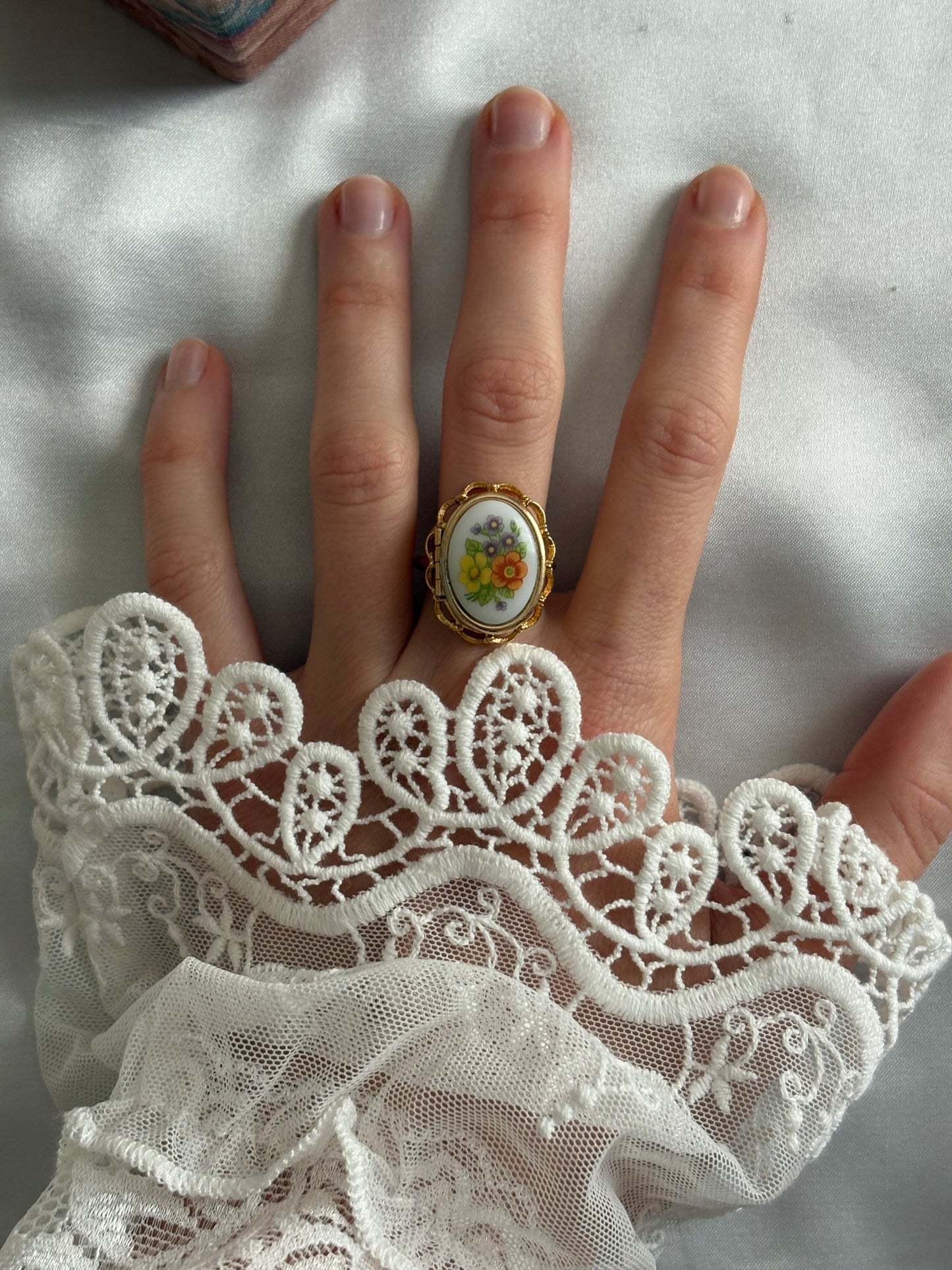 Unikatowy pierścionek Avon “ French Flowers Locket”,1975 rok